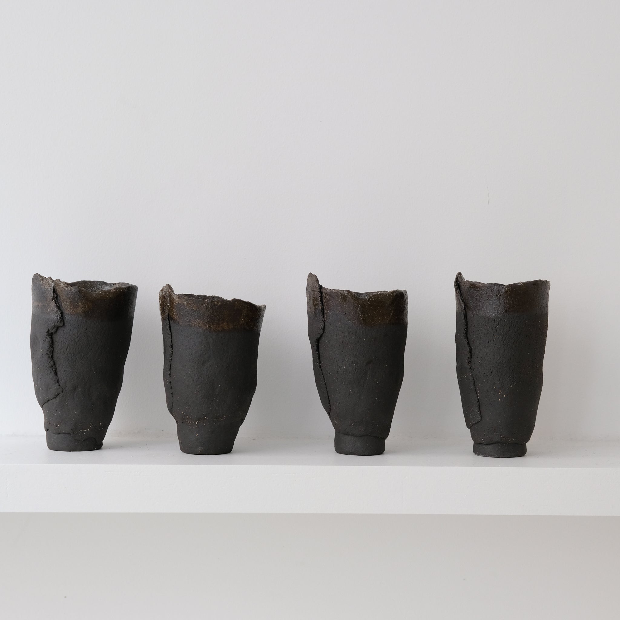 Tasse "hue"en grès noir par Asterisque chez Brutal Ceramics