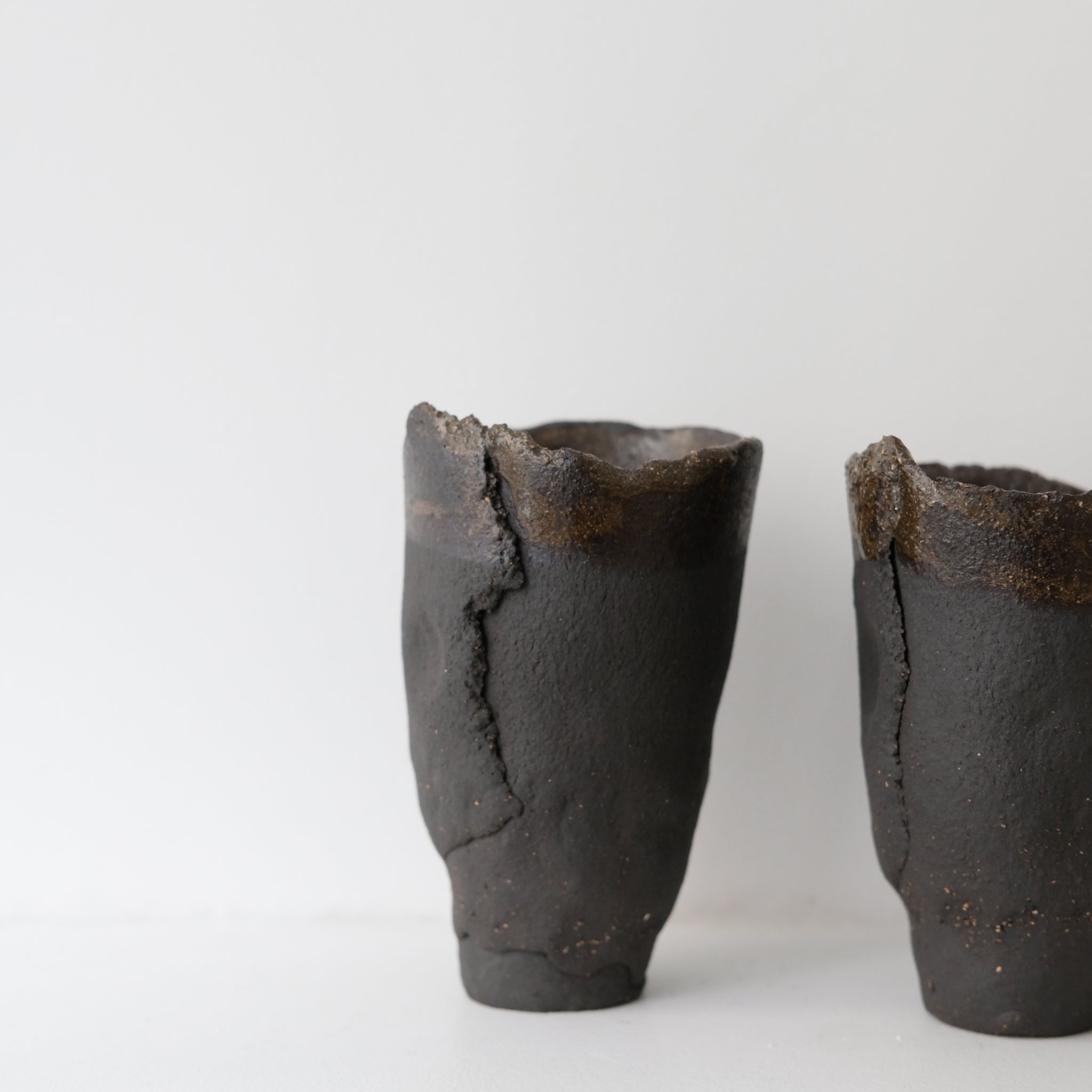 Tasse "hue"en grès noir par Asterisque chez Brutal Ceramics