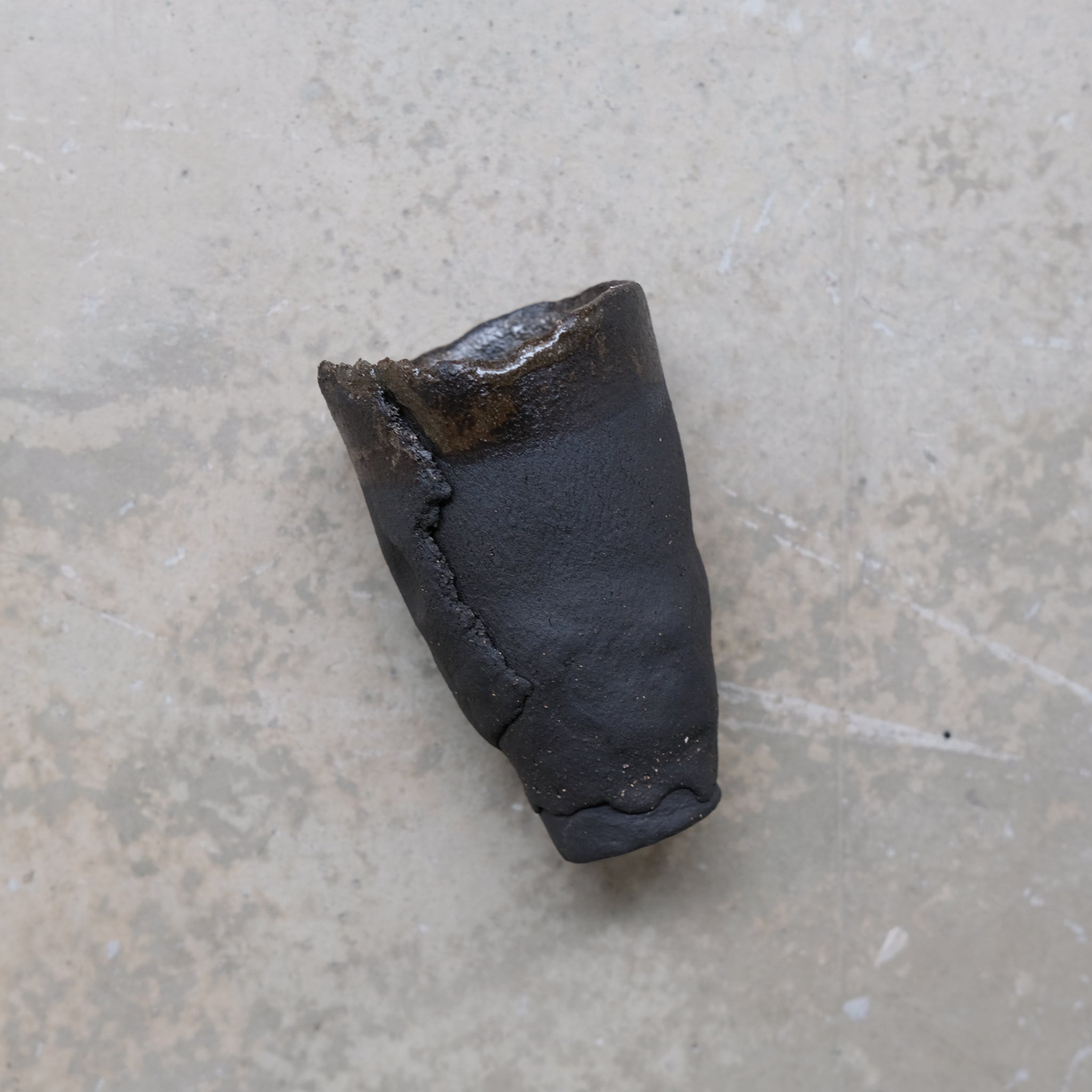 Tasse "hue"en grès noir par Asterisque chez Brutal Ceramics