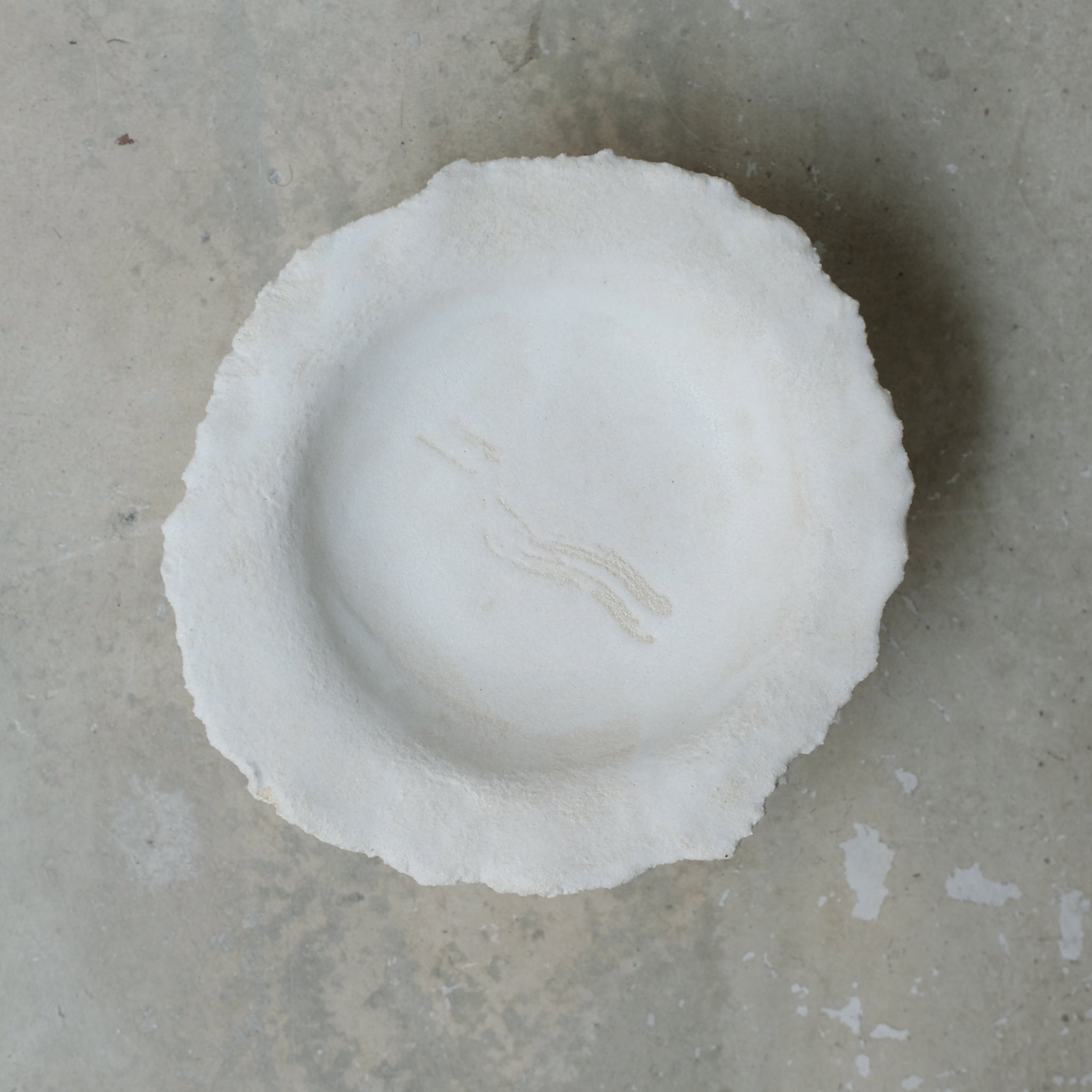 Coupe sur pied en grès blanc par Asterisque chez Brutal Ceramics
