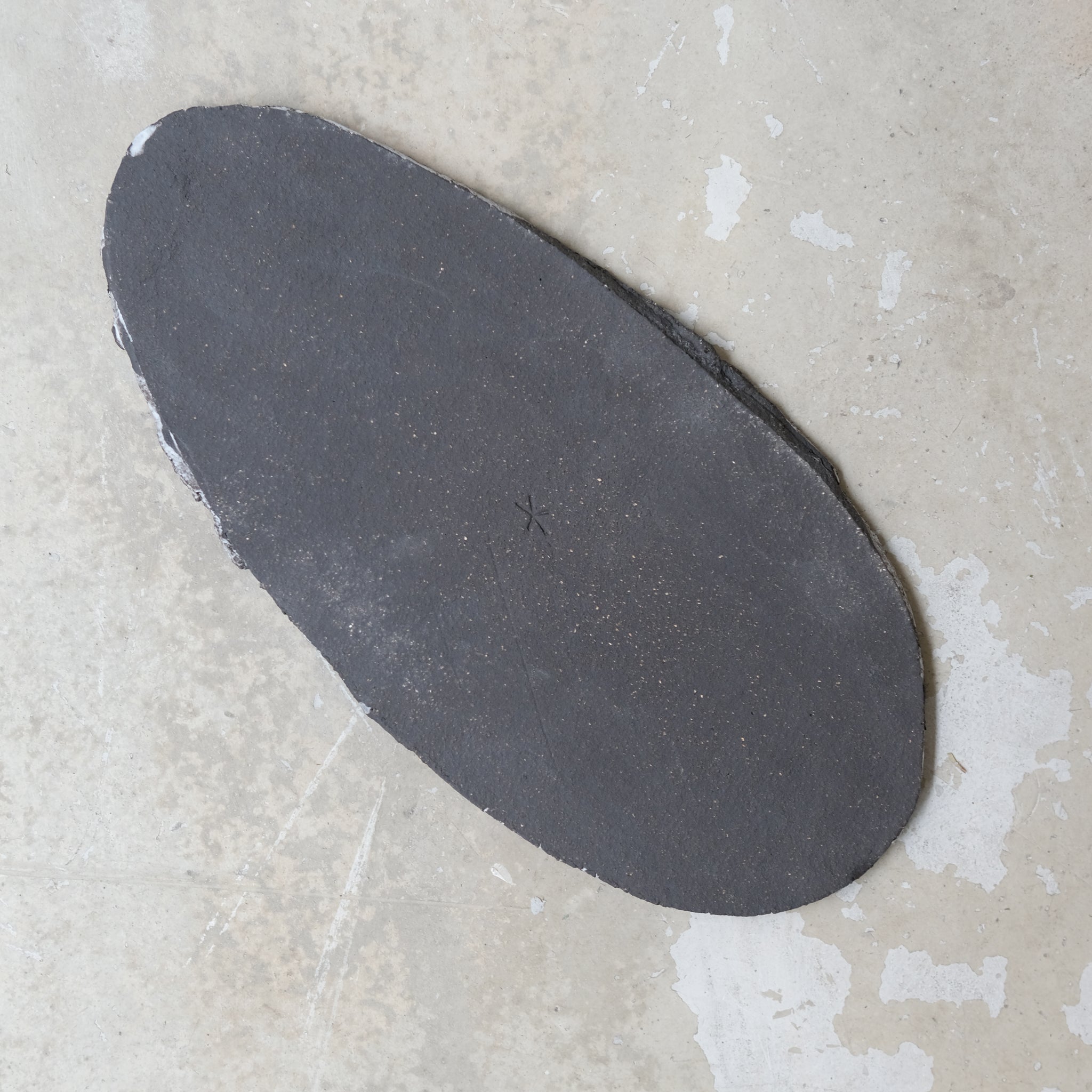 Plateau "nix"en grès noir par Asterisque chez Brutal Ceramics