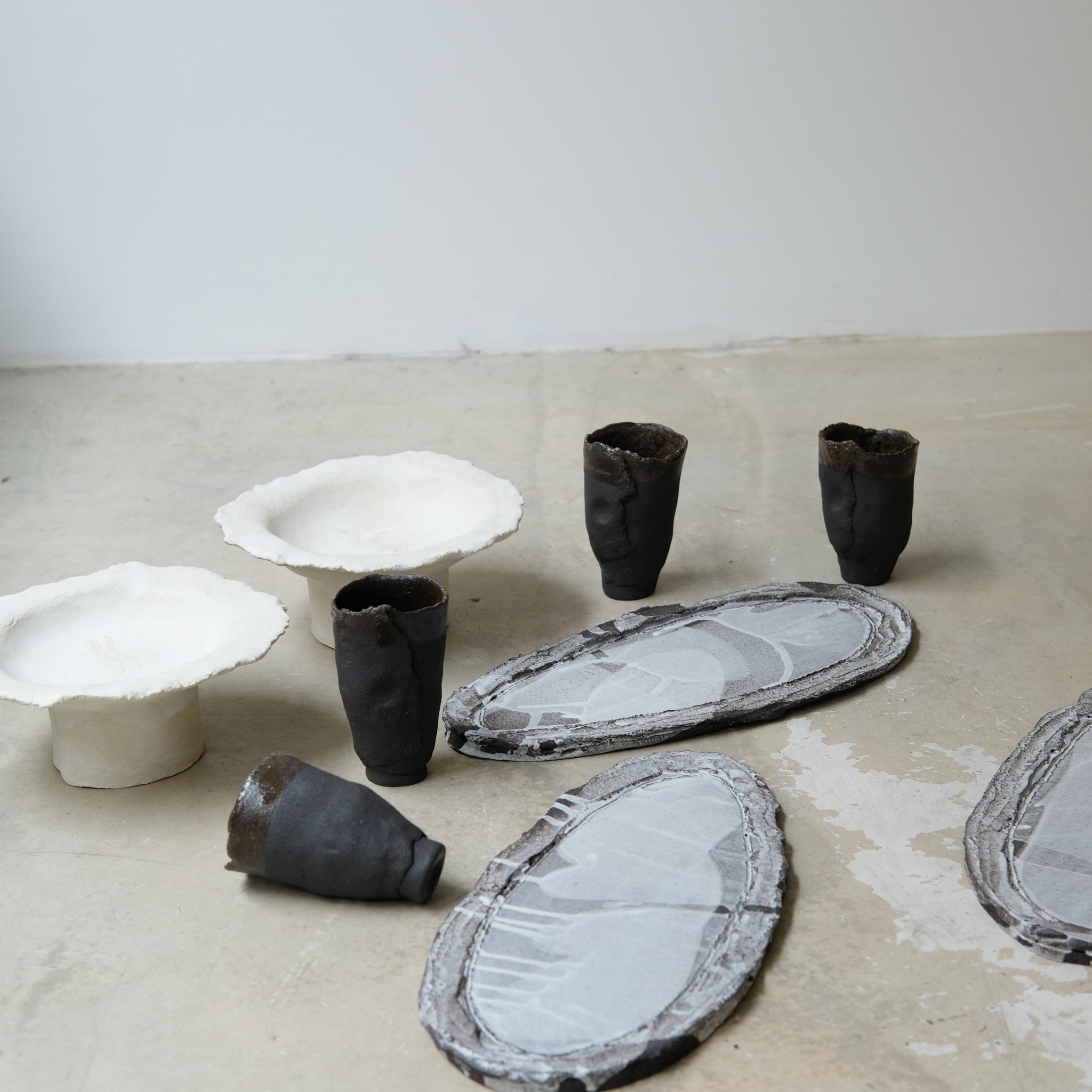 Coupe sur pied en grès blanc par Asterisque chez Brutal Ceramics