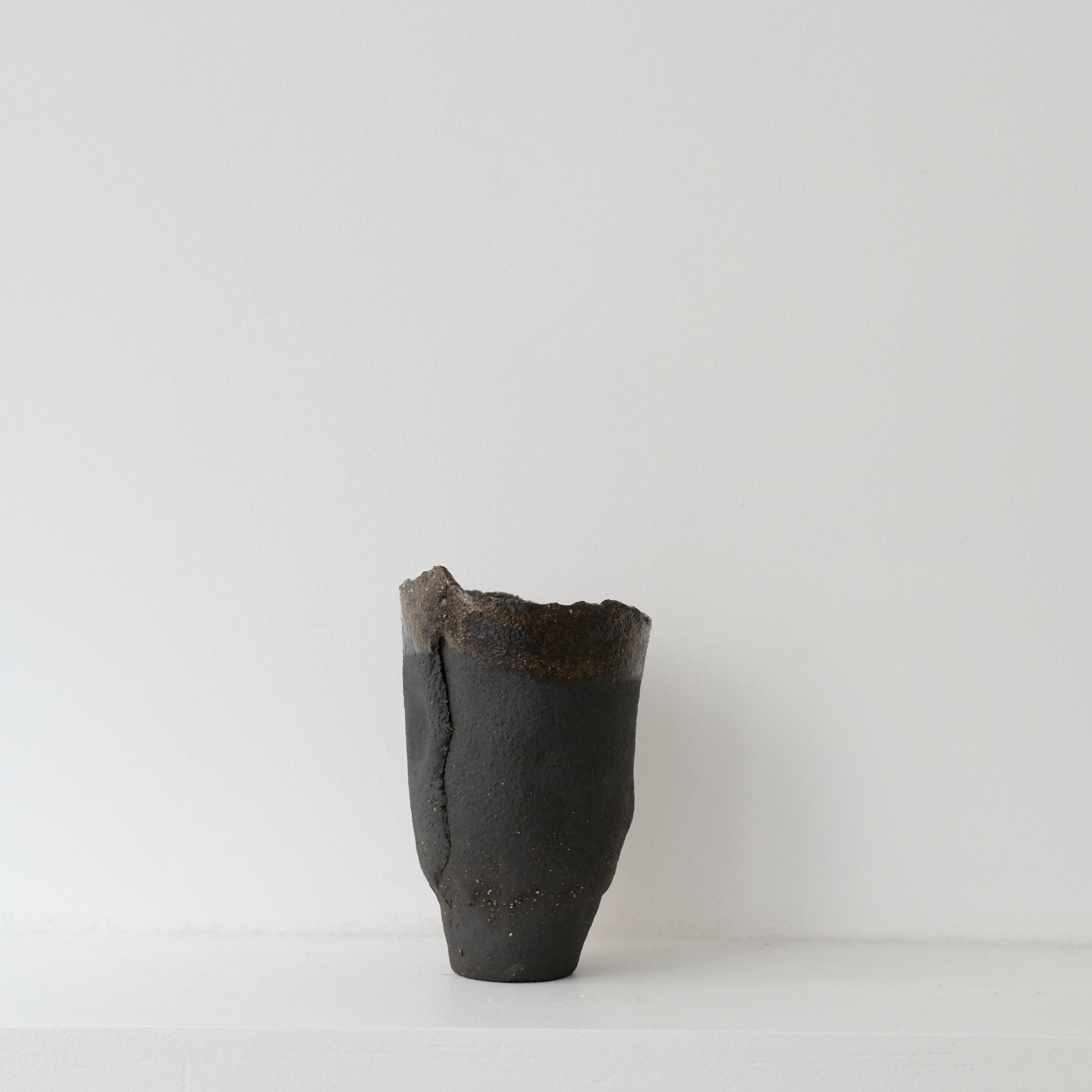 Tasse "hue"en grès noir par Asterisque chez Brutal Ceramics