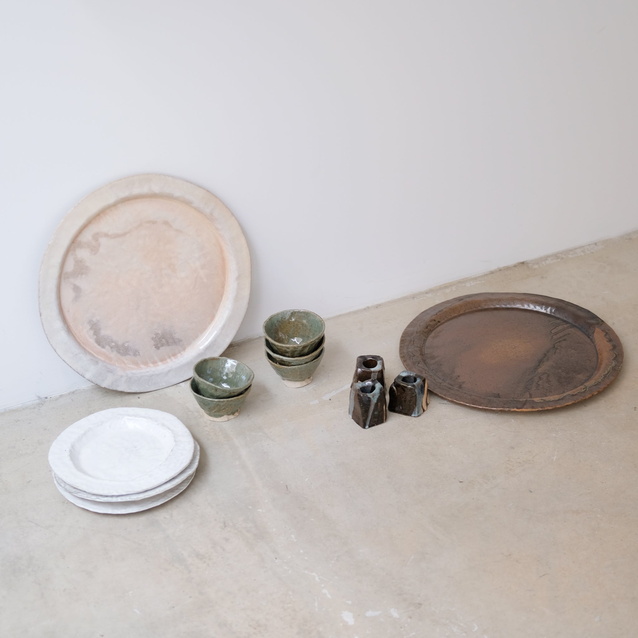 Plateau en grès blanc D35cm - marron clair d'Estudio Vernis chez Brutal Ceramics