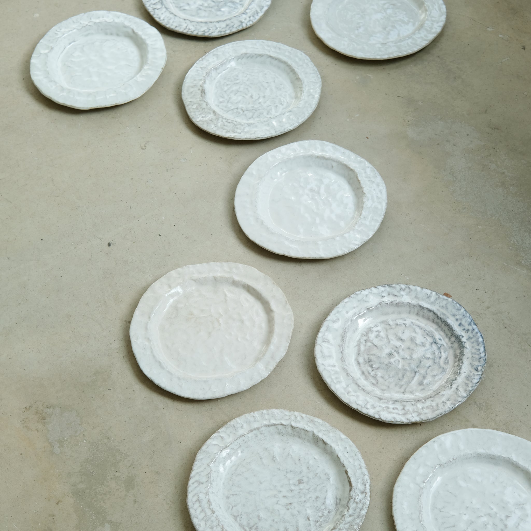 Assiette en grès blanc D21cm - Blanc satiné d'Estudio Vernis chez Brutal Ceramics