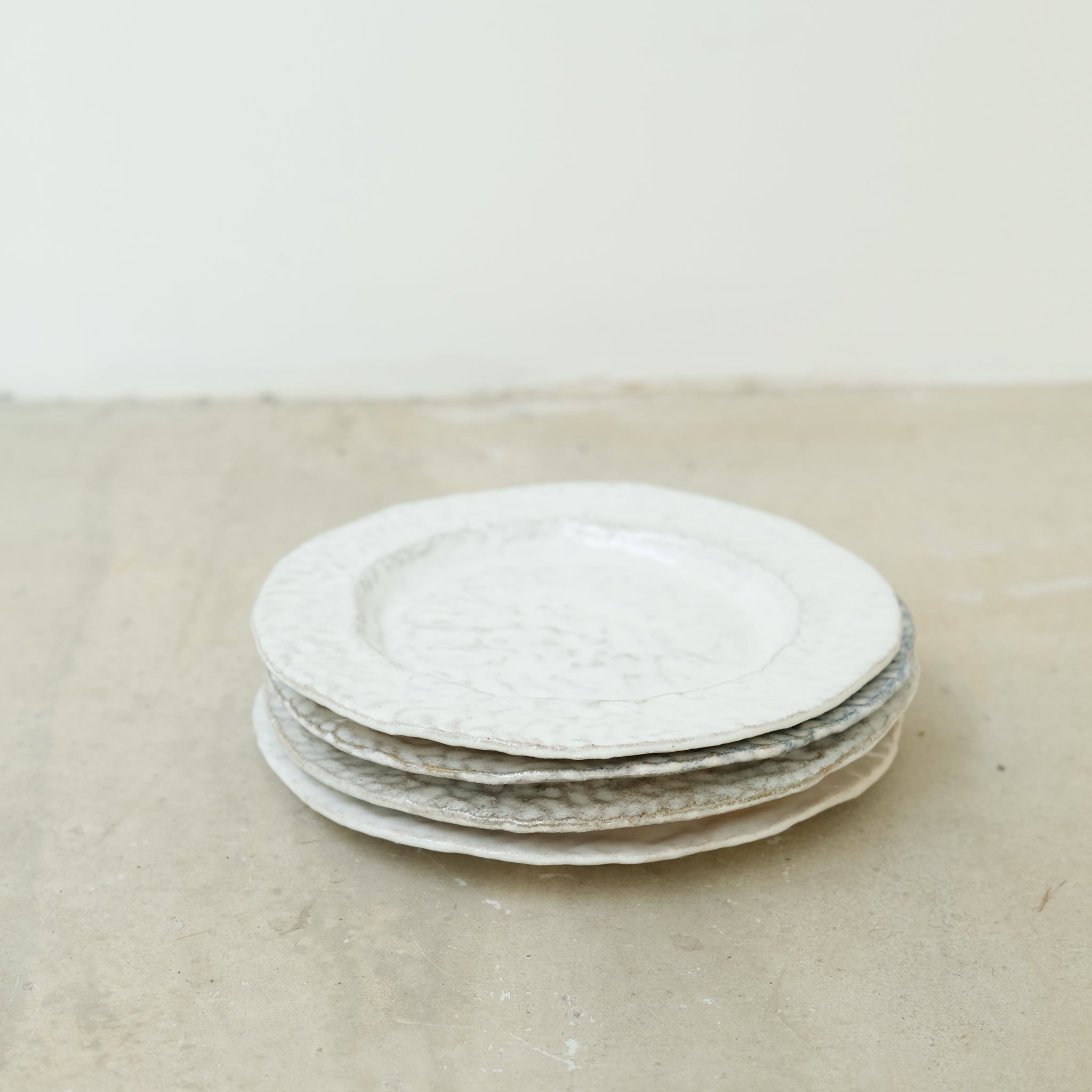 Assiette en grès blanc D21cm - Blanc satiné d'Estudio Vernis chez Brutal Ceramics