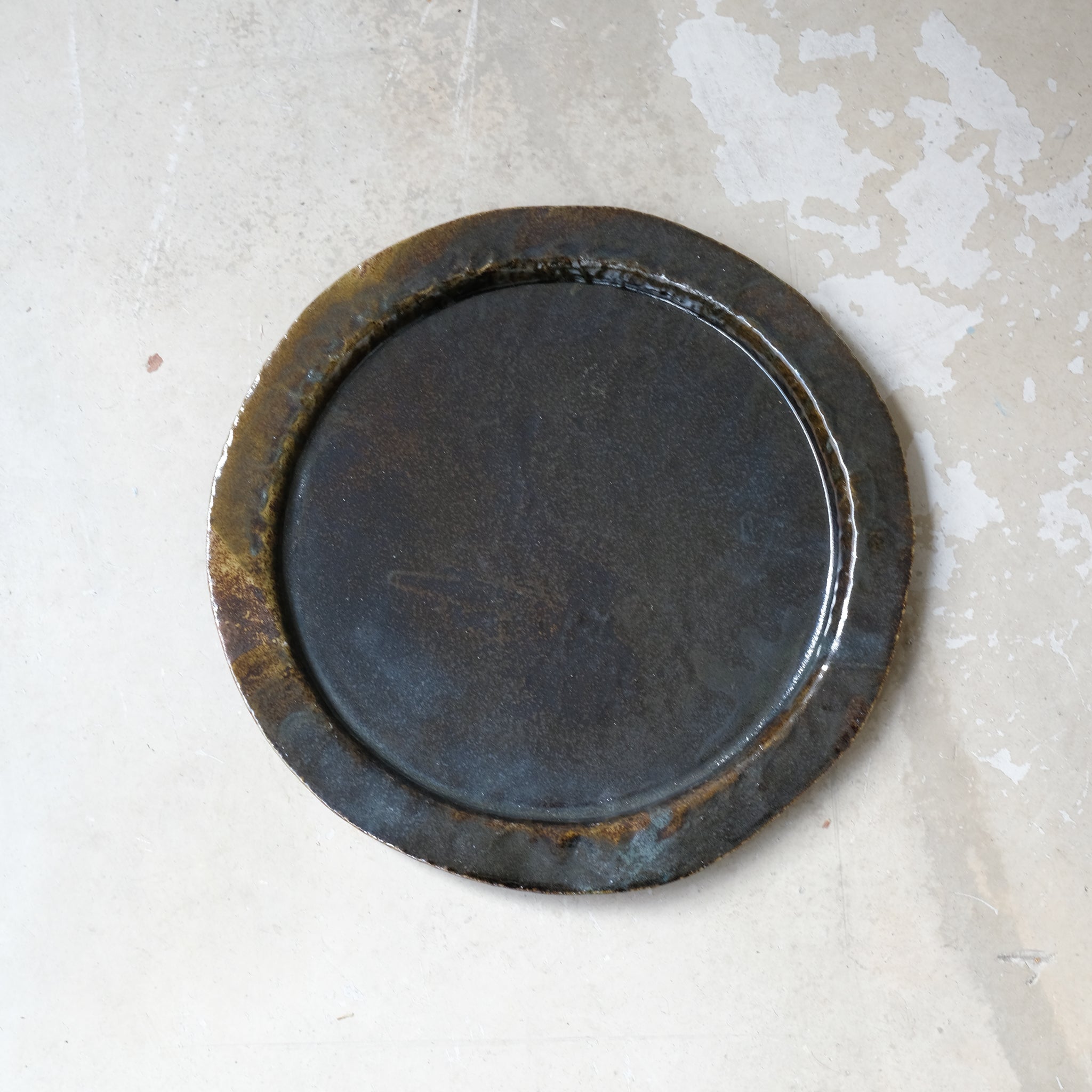 Plateau en grès blanc D35cm - Marron noir