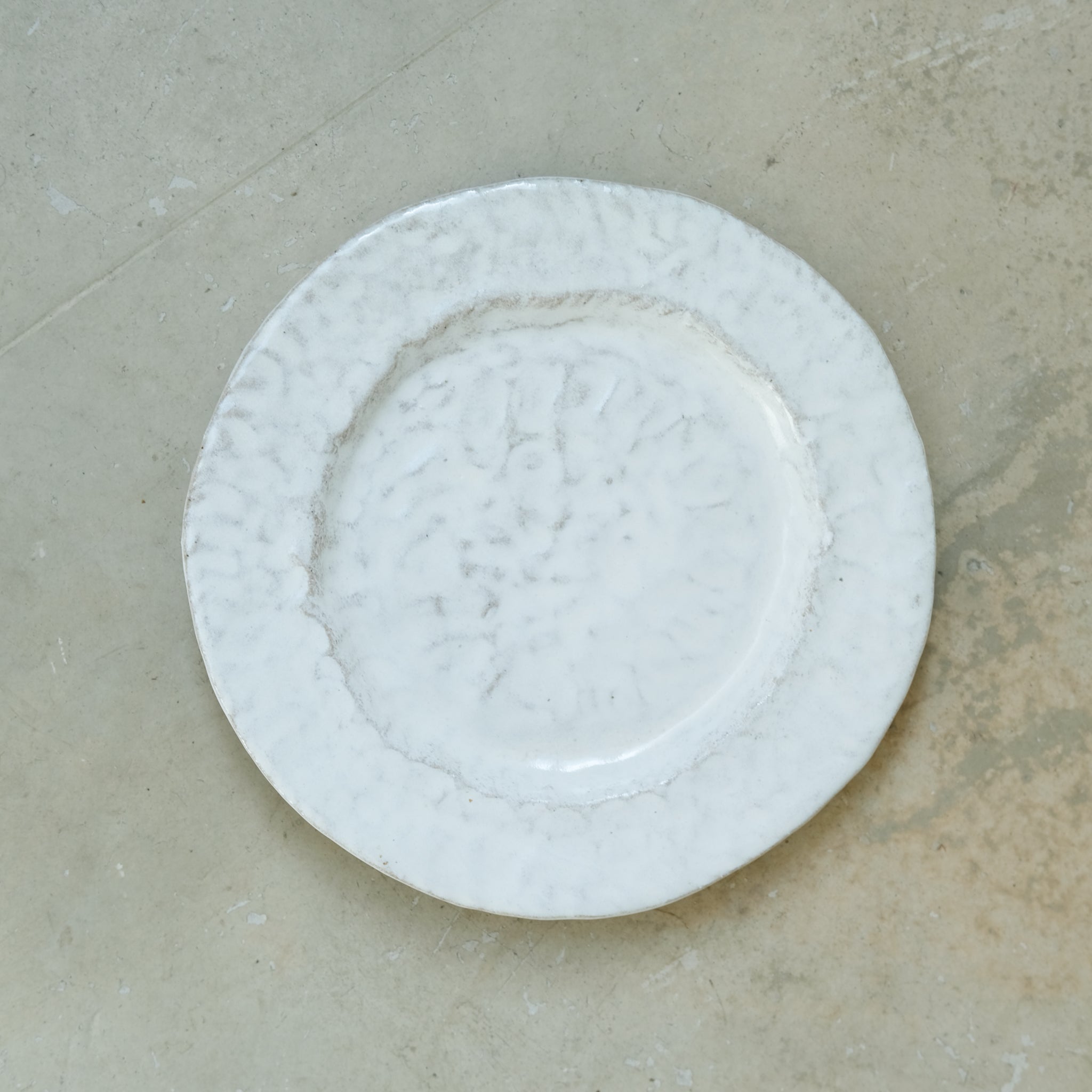 Assiette en grès blanc D21cm - Blanc satiné d'Estudio Vernis chez Brutal Ceramics