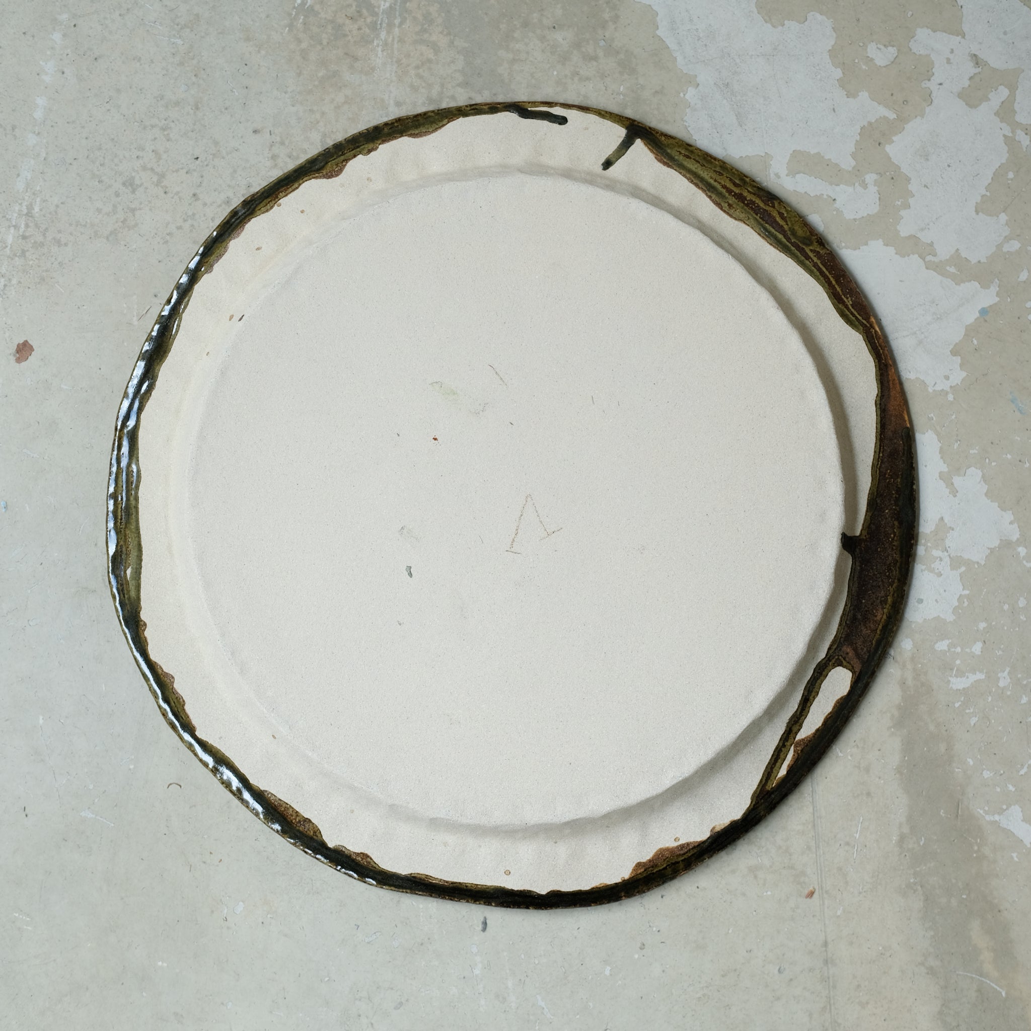 Plateau en grès blanc D35cm - marron noir d'Estudio Vernis chez Brutal Ceramics