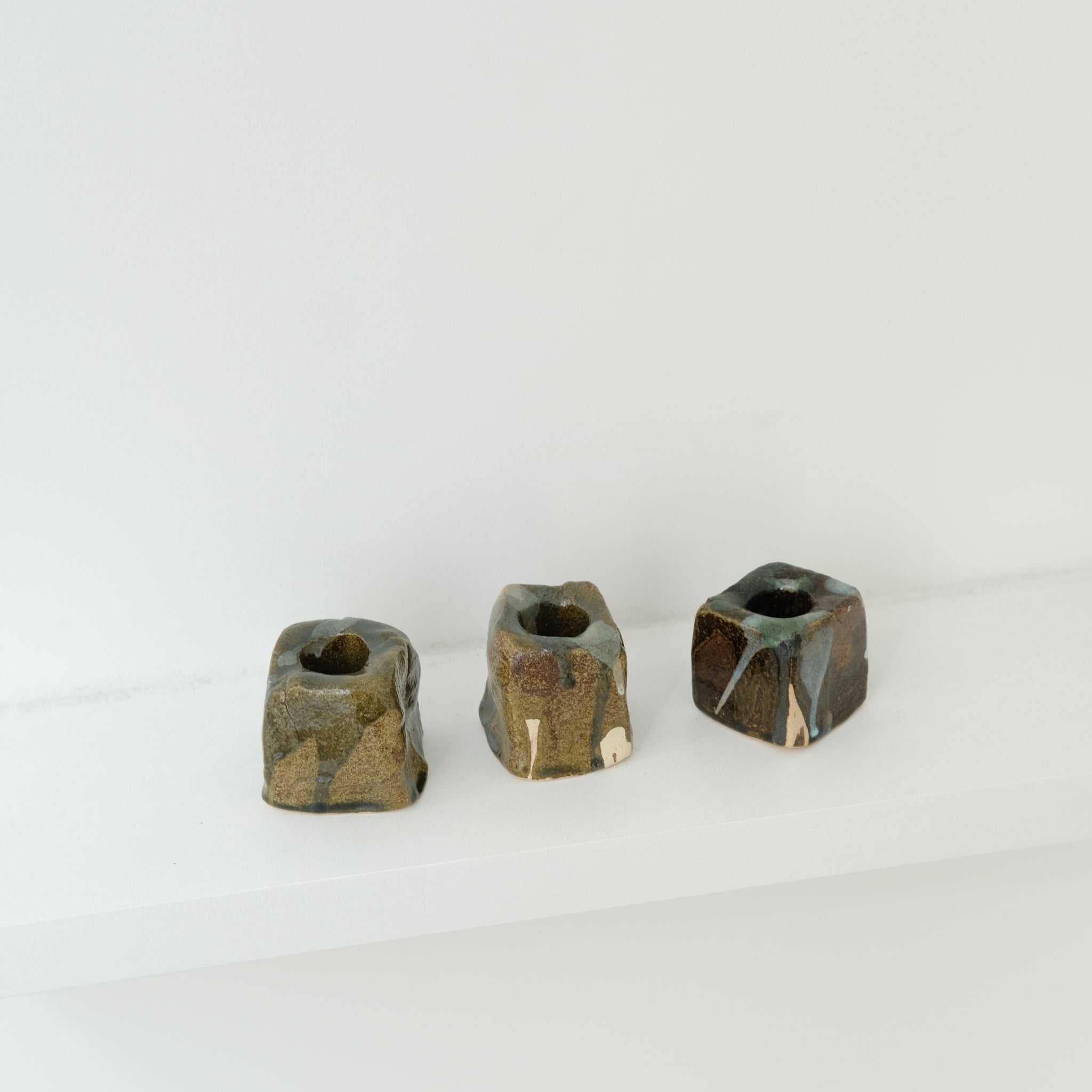 Set de 3 bougeoirs -marron et bleu(b) d'Estudio Vernis chez Brutal Ceramics