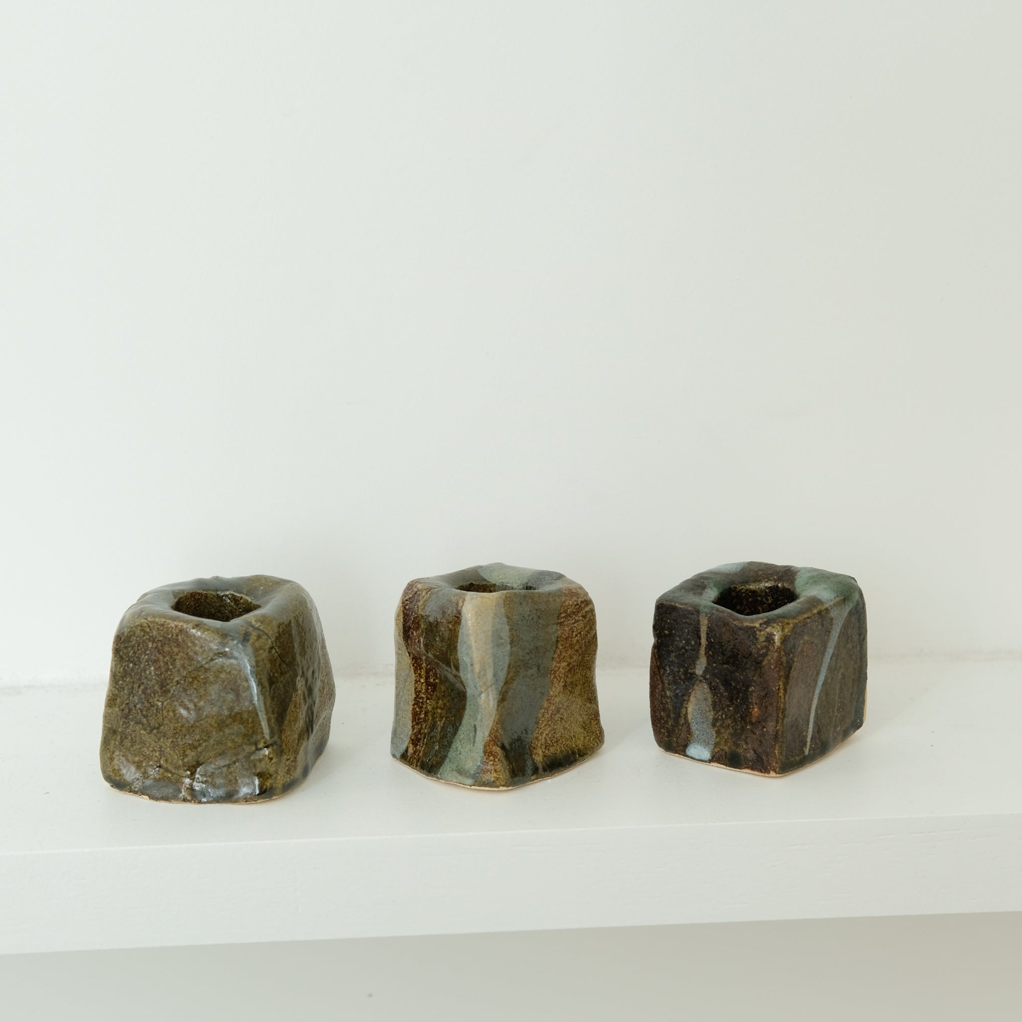 Set de 3 bougeoirs -marron et bleu(b) d'Estudio Vernis chez Brutal Ceramics