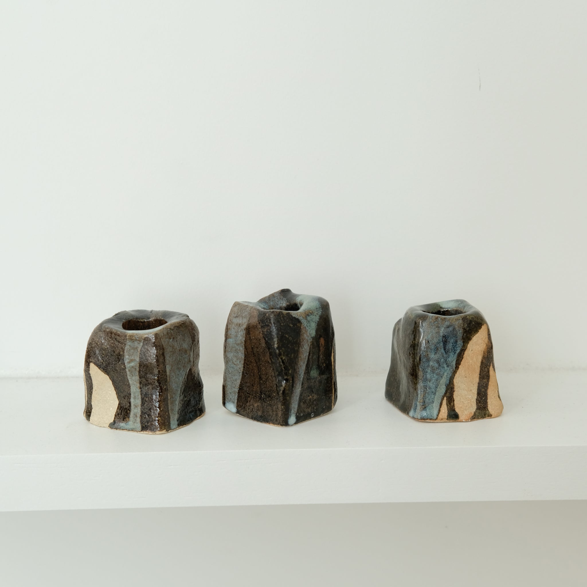 Set de 3 bougeoirs -marron et bleu(v) d'Estudio Vernis chez Brutal Ceramics