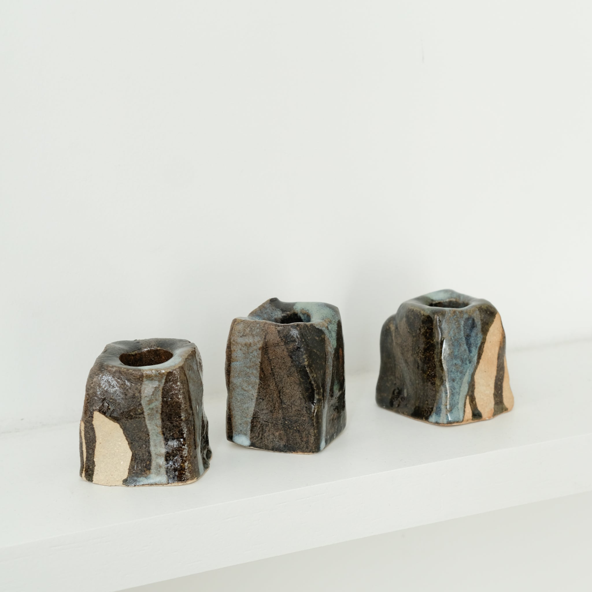 Set de 3 bougeoirs -marron et bleu(v) d'Estudio Vernis chez Brutal Ceramics