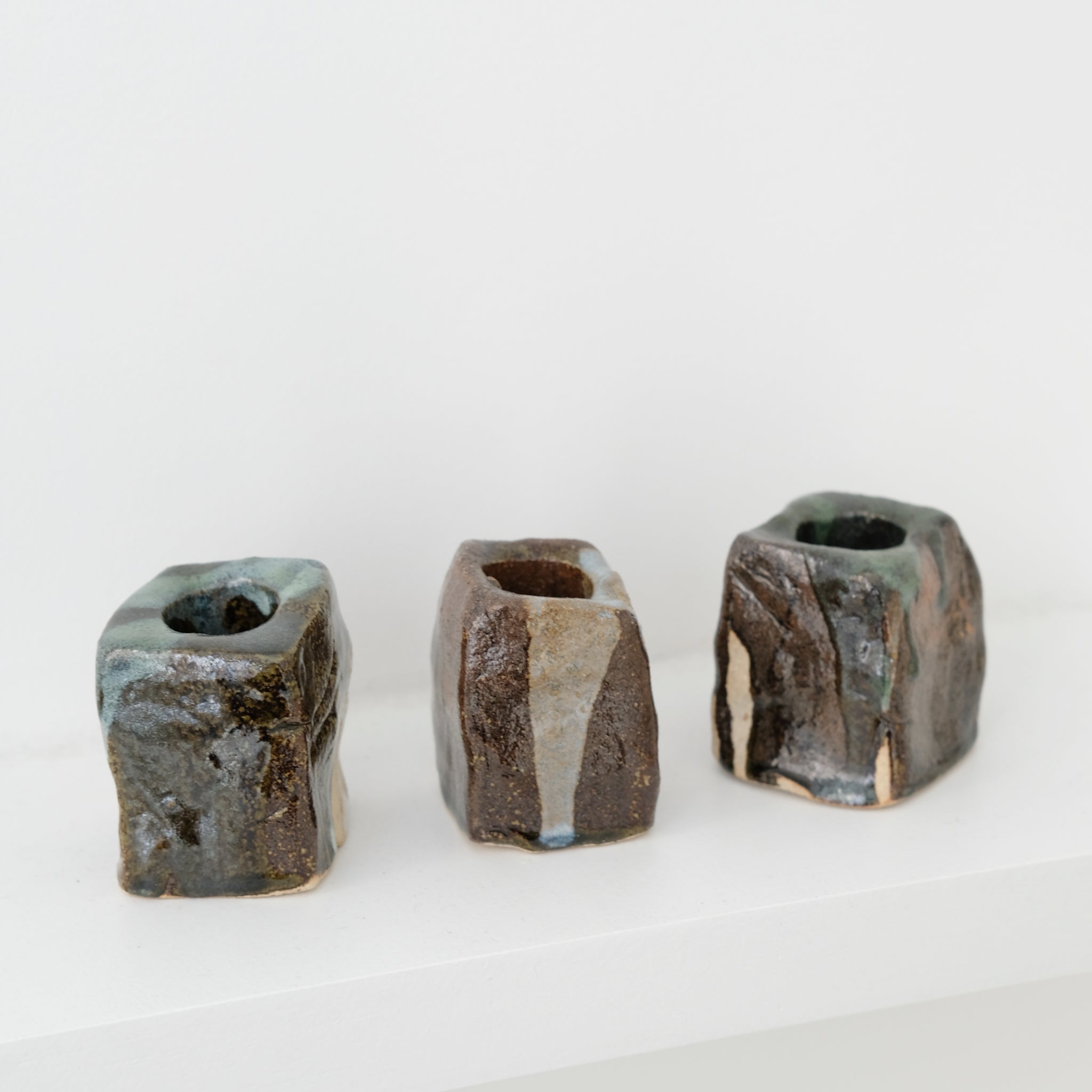 Set de 3 bougeoirs -marron et bleu(j) d'Estudio Vernis chez Brutal
