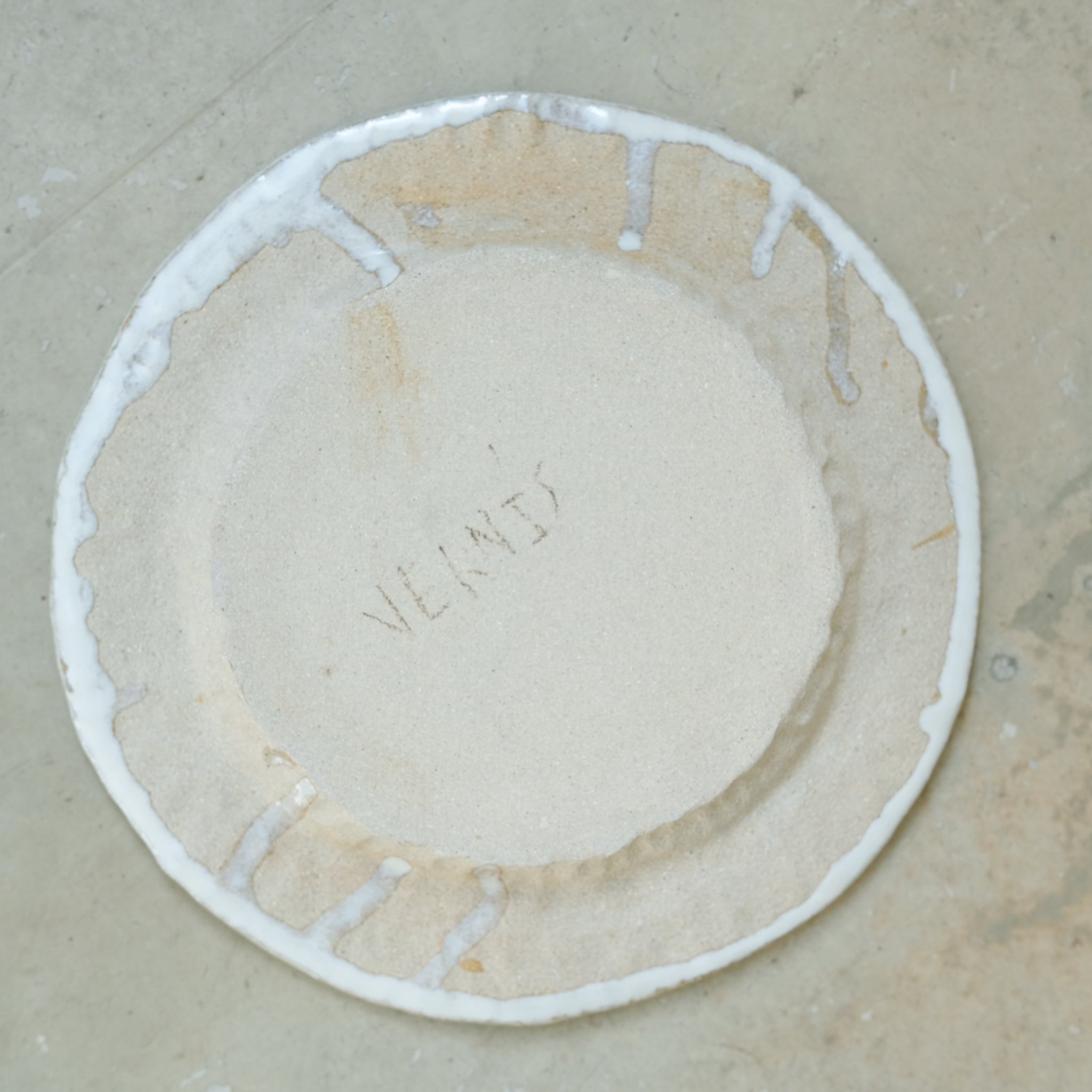 Assiette en grès blanc D21cm - Blanc satiné d'Estudio Vernis chez Brutal Ceramics