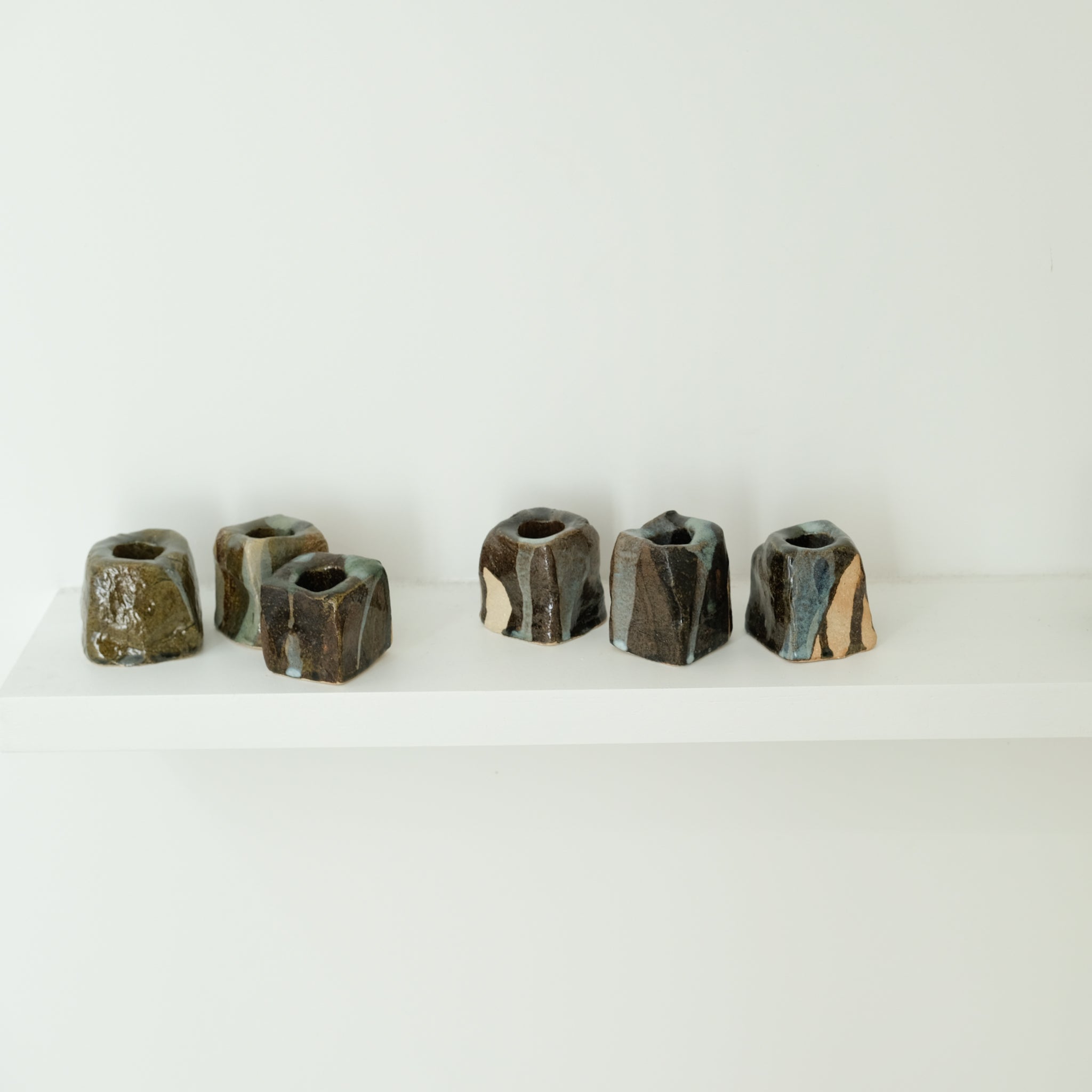 Set de 3 bougeoirs -marron et bleu(v) d'Estudio Vernis chez Brutal Ceramics