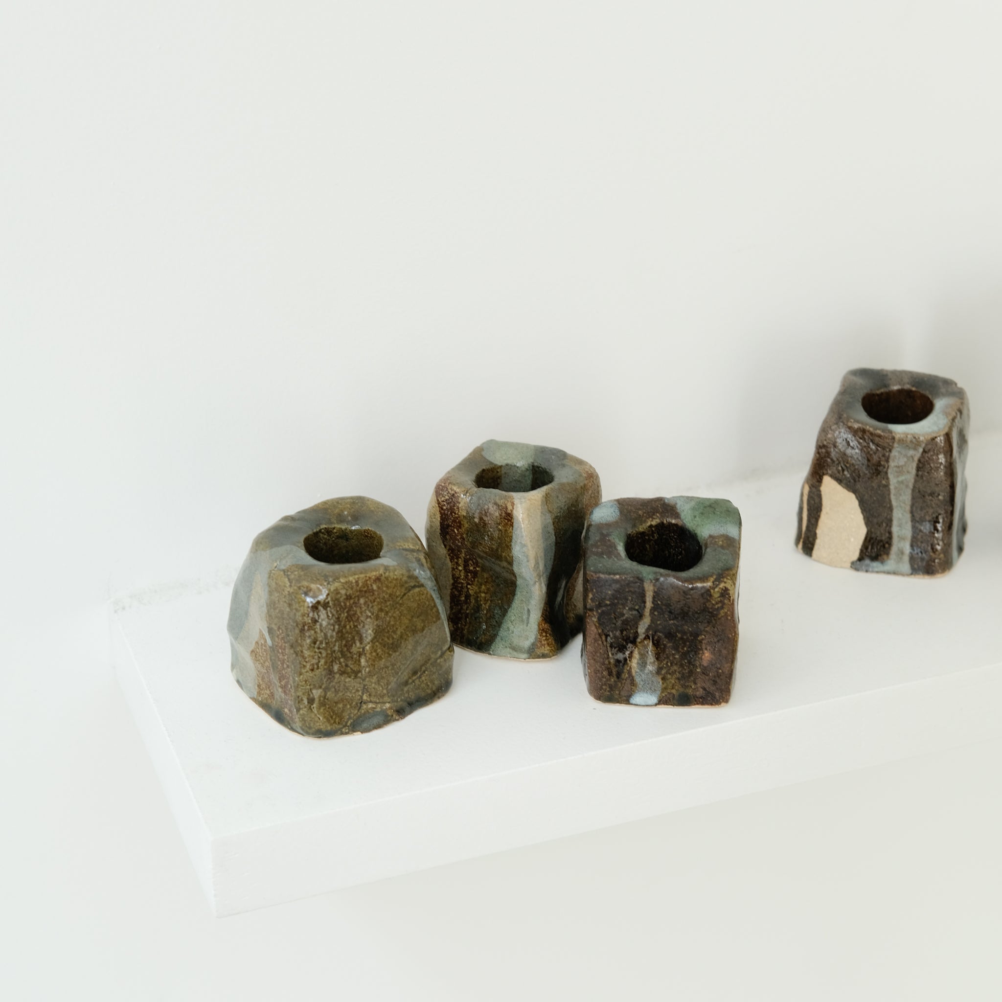 Set de 3 bougeoirs -marron et bleu(b) d'Estudio Vernis chez Brutal Ceramics