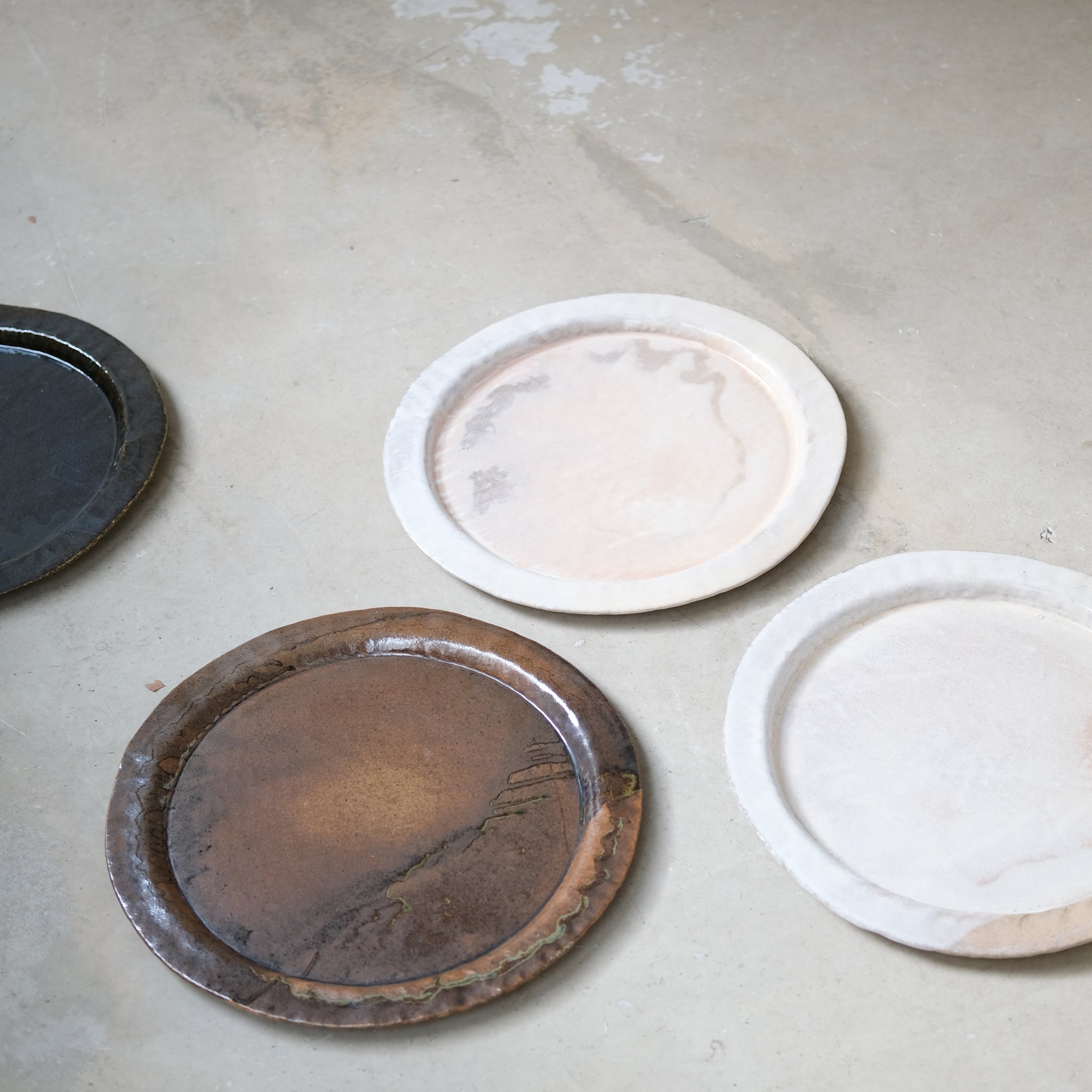 Plateau en grès blanc D35cm - marron clair d'Estudio Vernis chez Brutal Ceramics