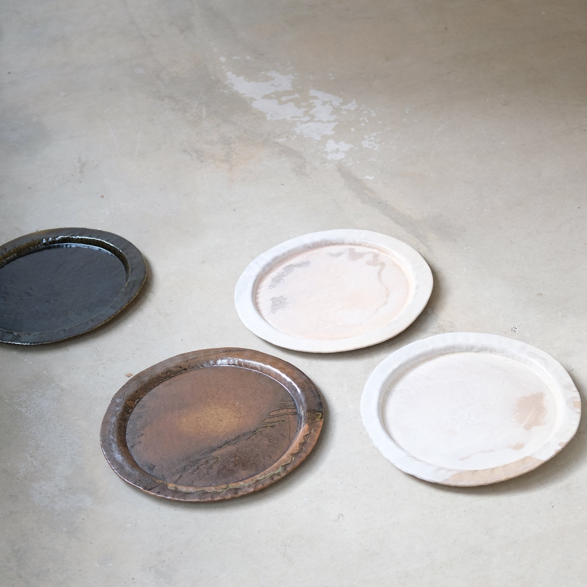 Plateau en grès blanc D35cm - marron noir d'Estudio Vernis chez Brutal Ceramics