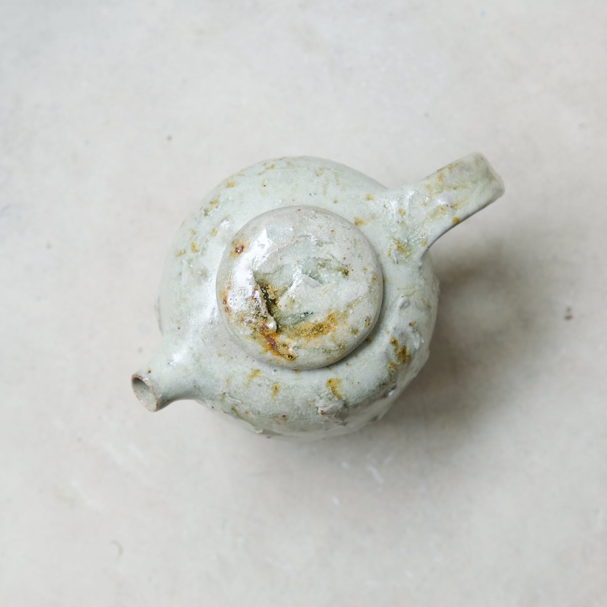 Théière en grès 550ml - Vert clair satiné de Lucie Micheau chez Brutal Ceramics