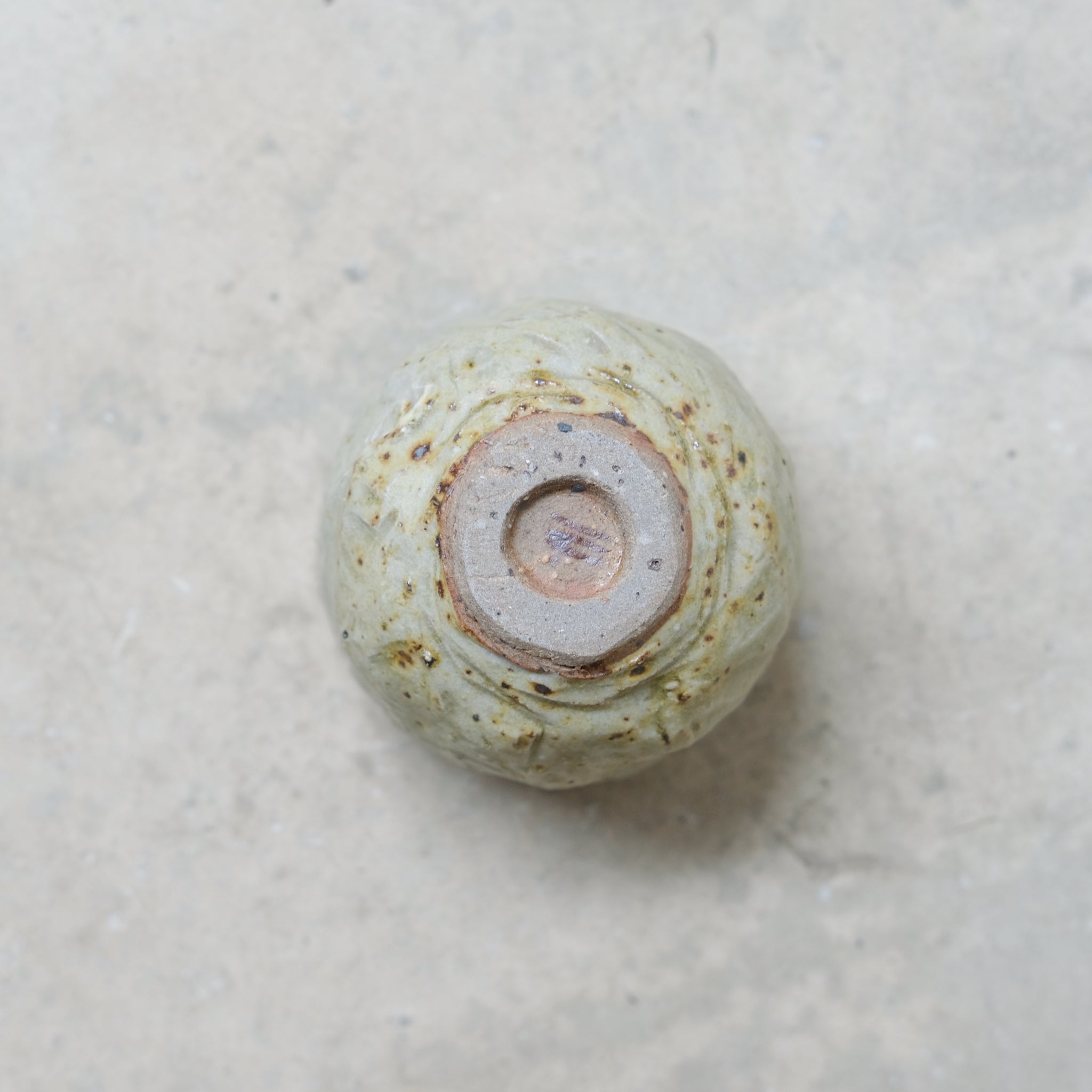 Tasse en grès 10ml - beige tacheté de Lucie Micheau chez Brutal Ceramics