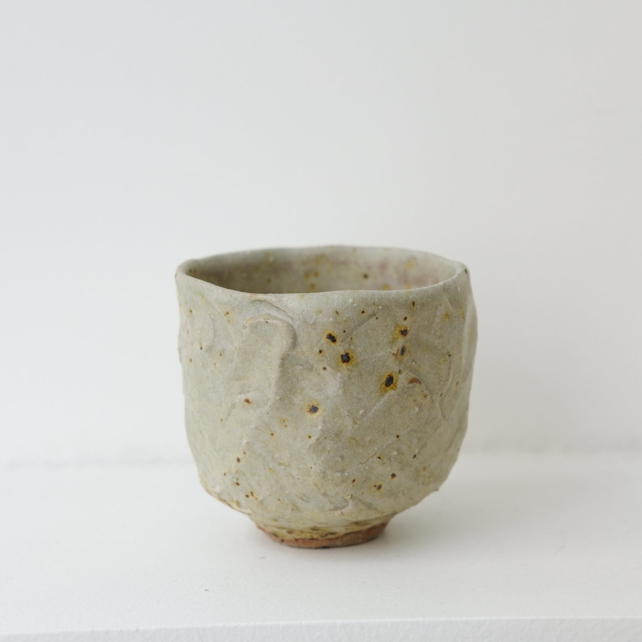 Tasse en grès 10ml - beige tacheté de Lucie Micheau chez Brutal Ceramics