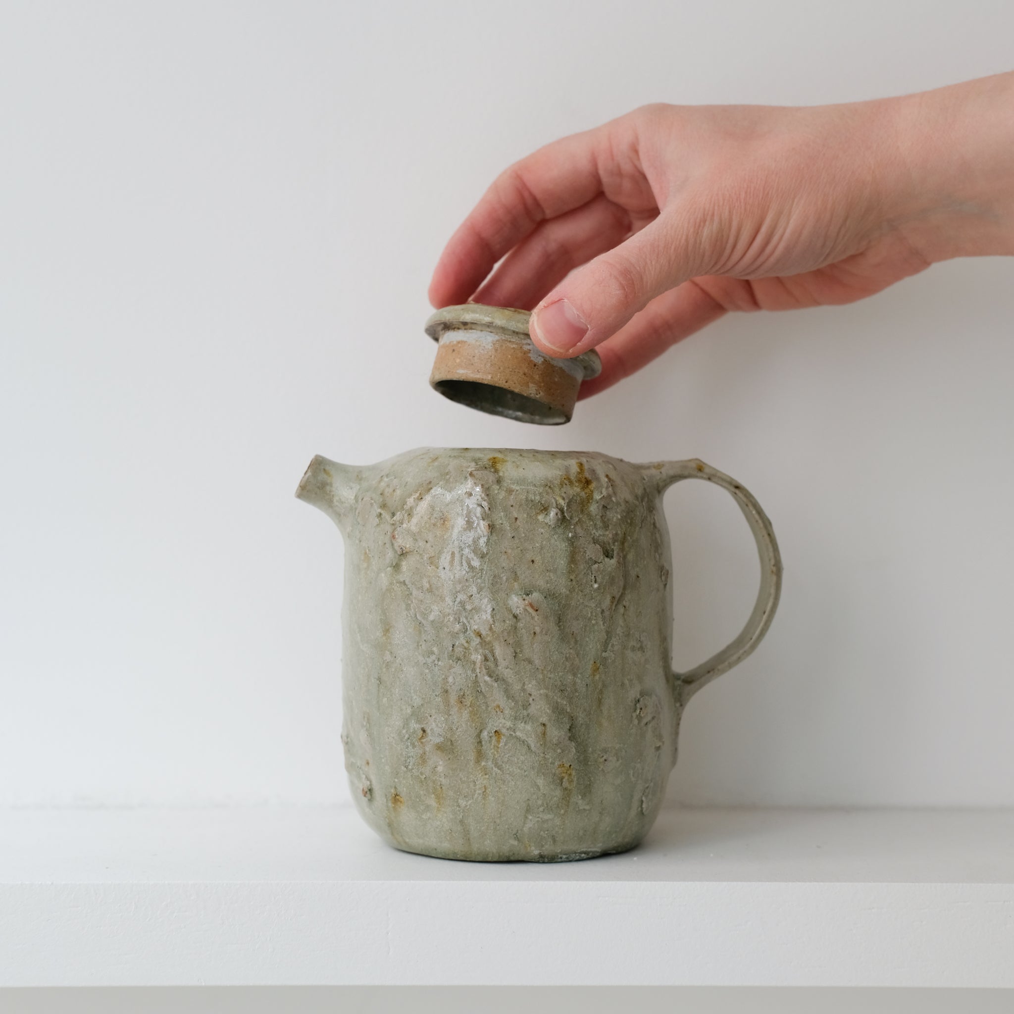 Théière en grès 550ml - Vert clair satiné de Lucie Micheau chez Brutal Ceramics