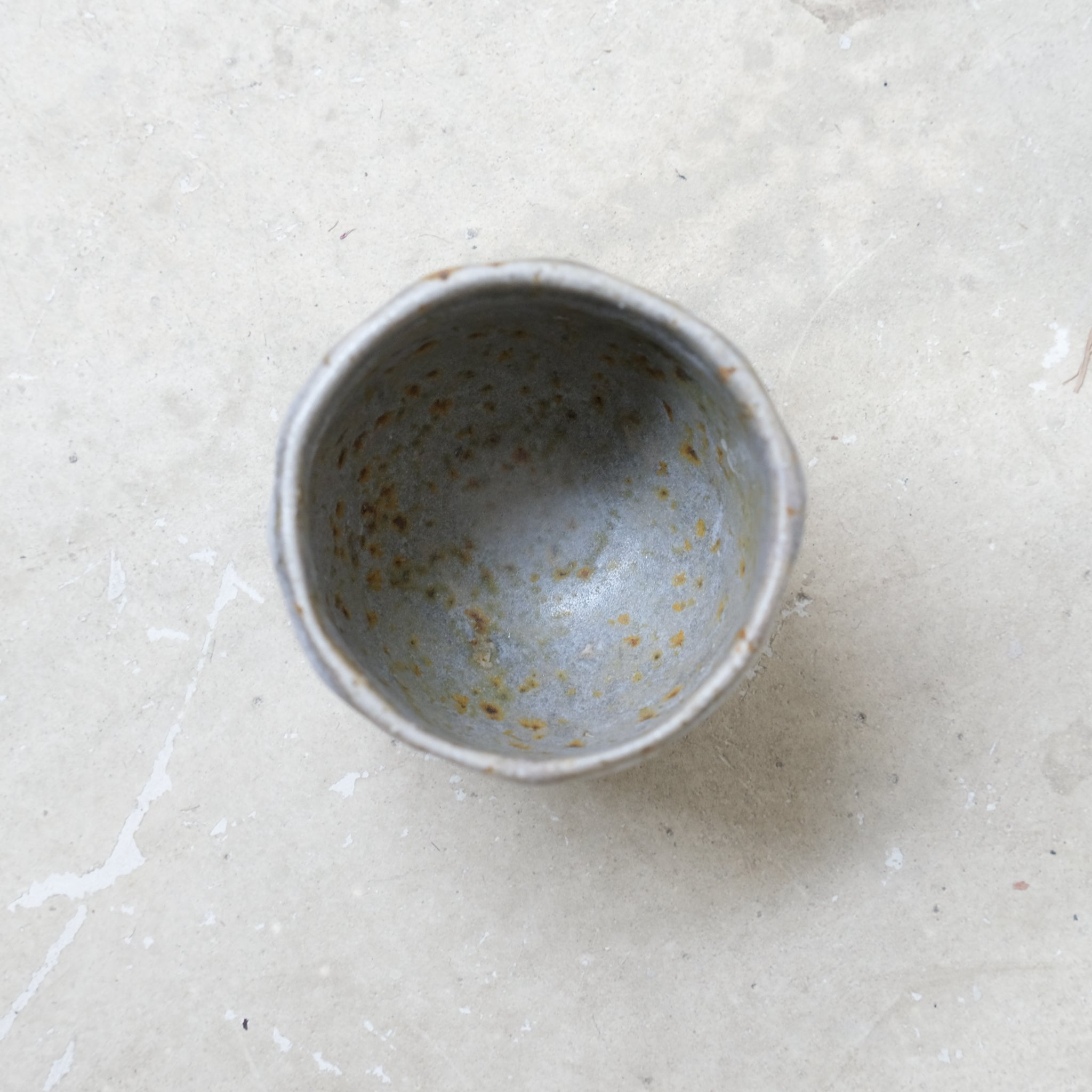 Tasse en grès 10ml - bleuté de Lucie Micheau chez Brutal Ceramics