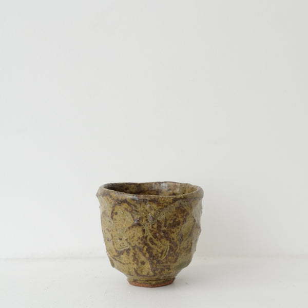 Tasse en grès 10ml - marron-vert de Lucie Micheau chez Brutal Ceramics