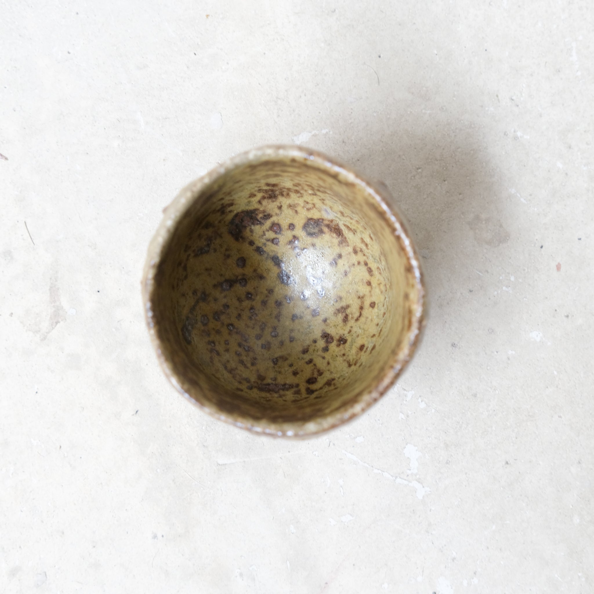 Tasse en grès 10ml - marron-vert de Lucie Micheau chez Brutal Ceramics
