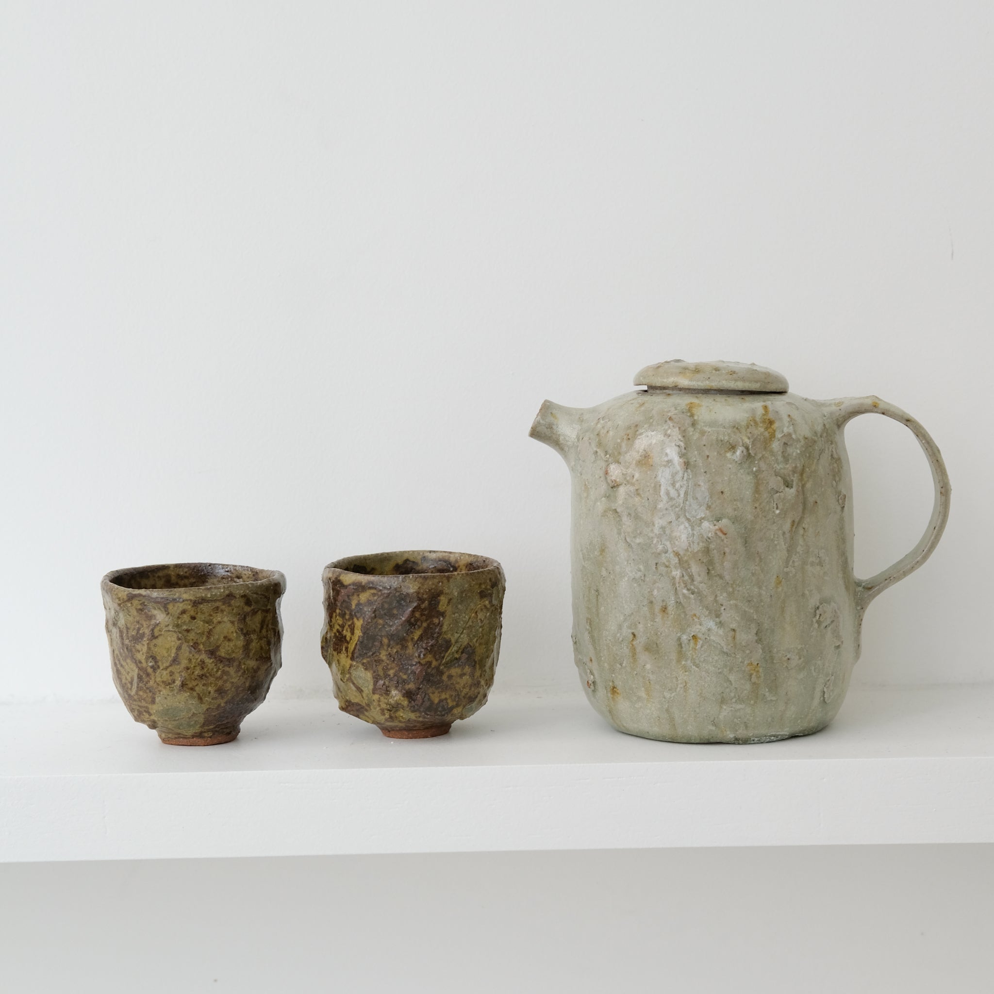 Tasse en grès 10ml - marron-vert de Lucie Micheau chez Brutal Ceramics