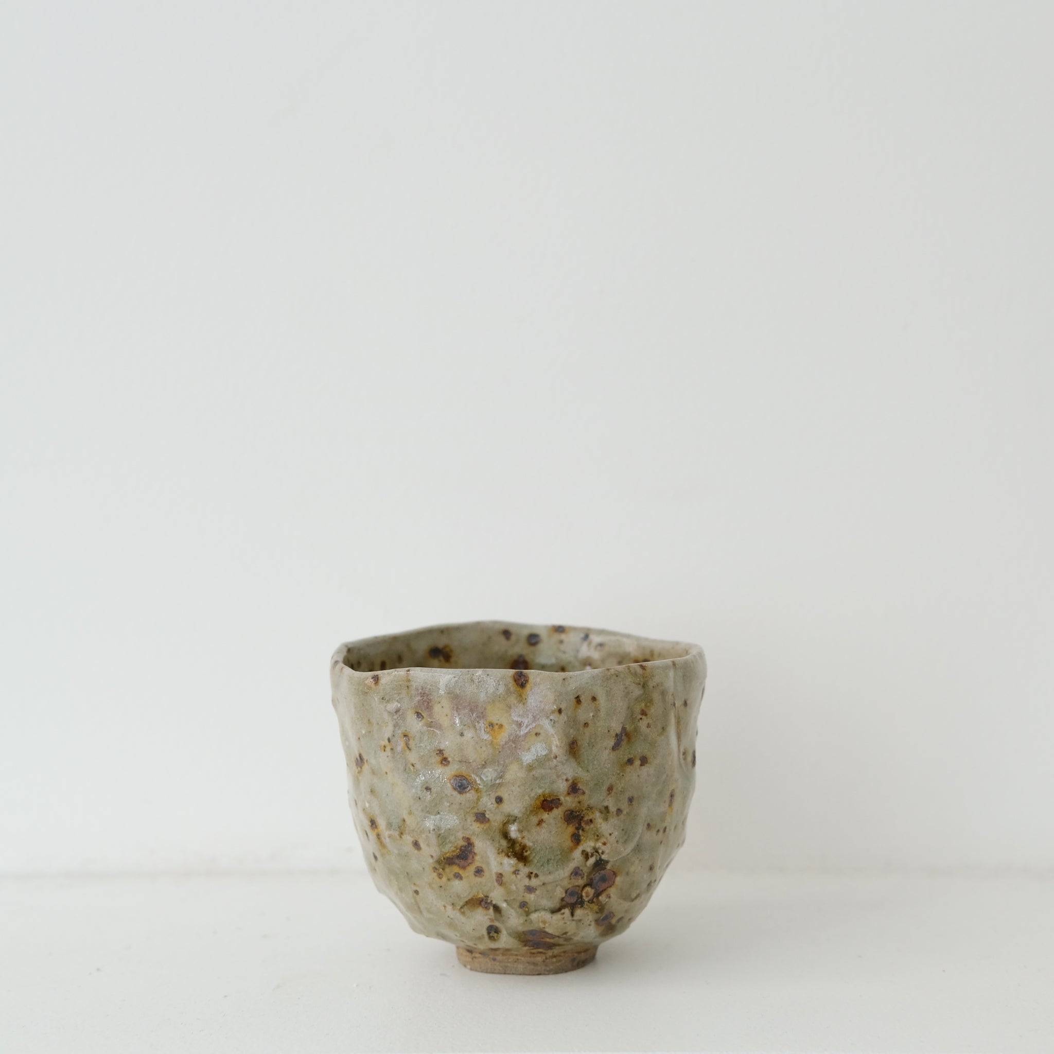 Tasse en grès 10ml - vert tacheté de Lucie Micheau chez Brutal Ceramics