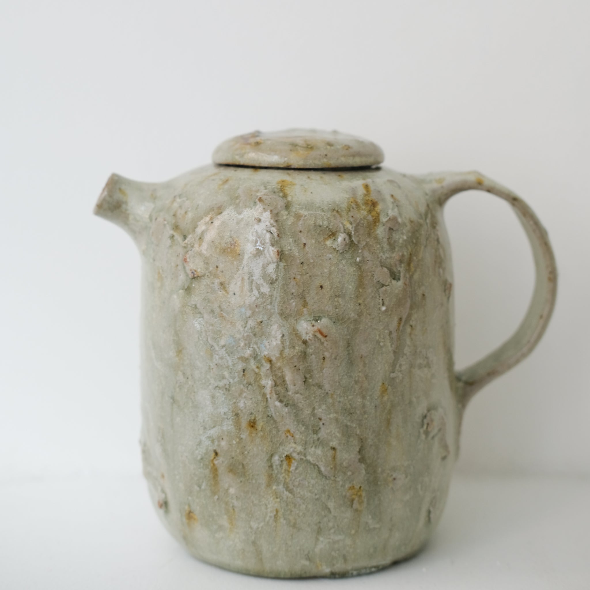 Théière en grès 550ml - Vert clair satiné de Lucie Micheau chez Brutal Ceramics