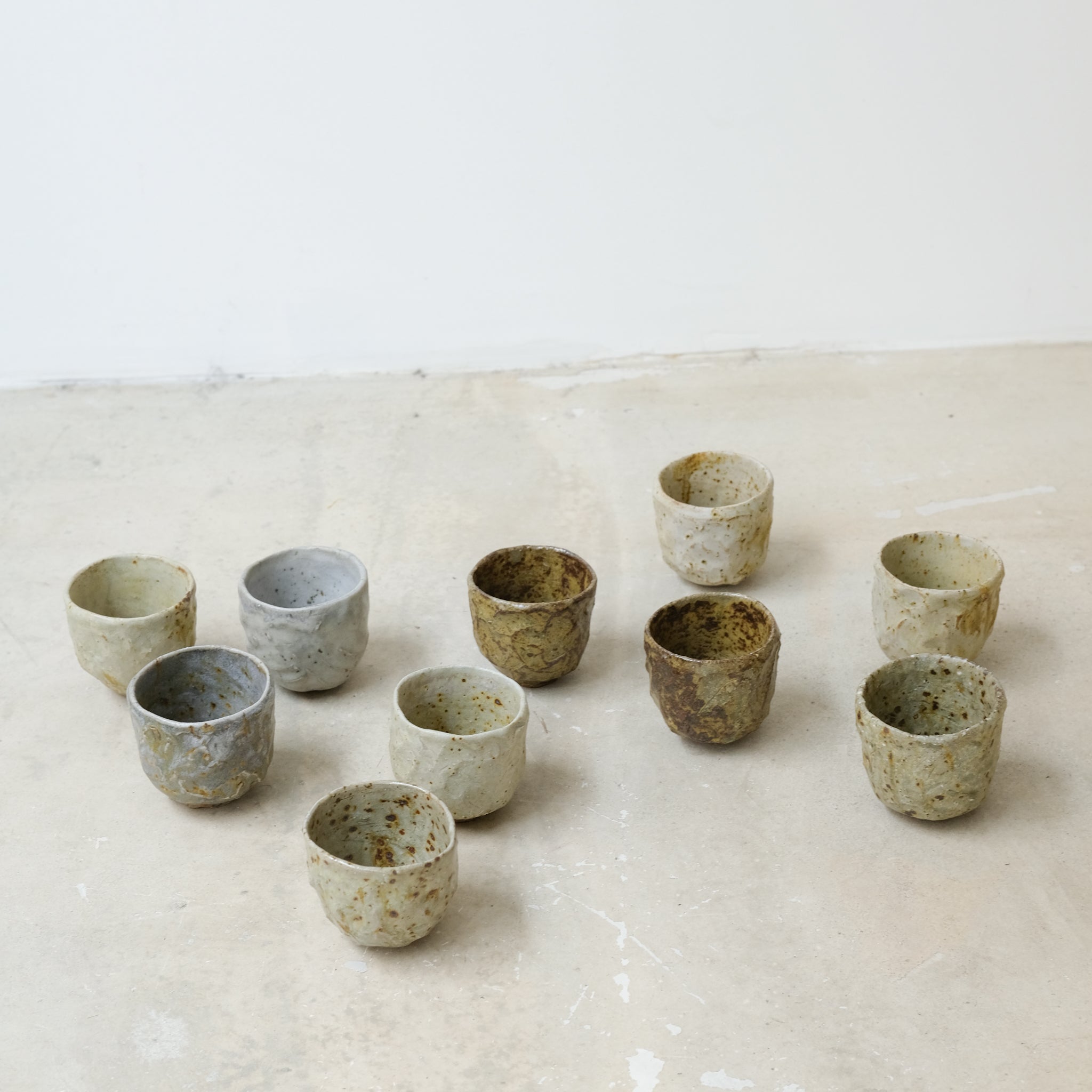 Tasse en grès 10ml - bleuté de Lucie Micheau chez Brutal Ceramics