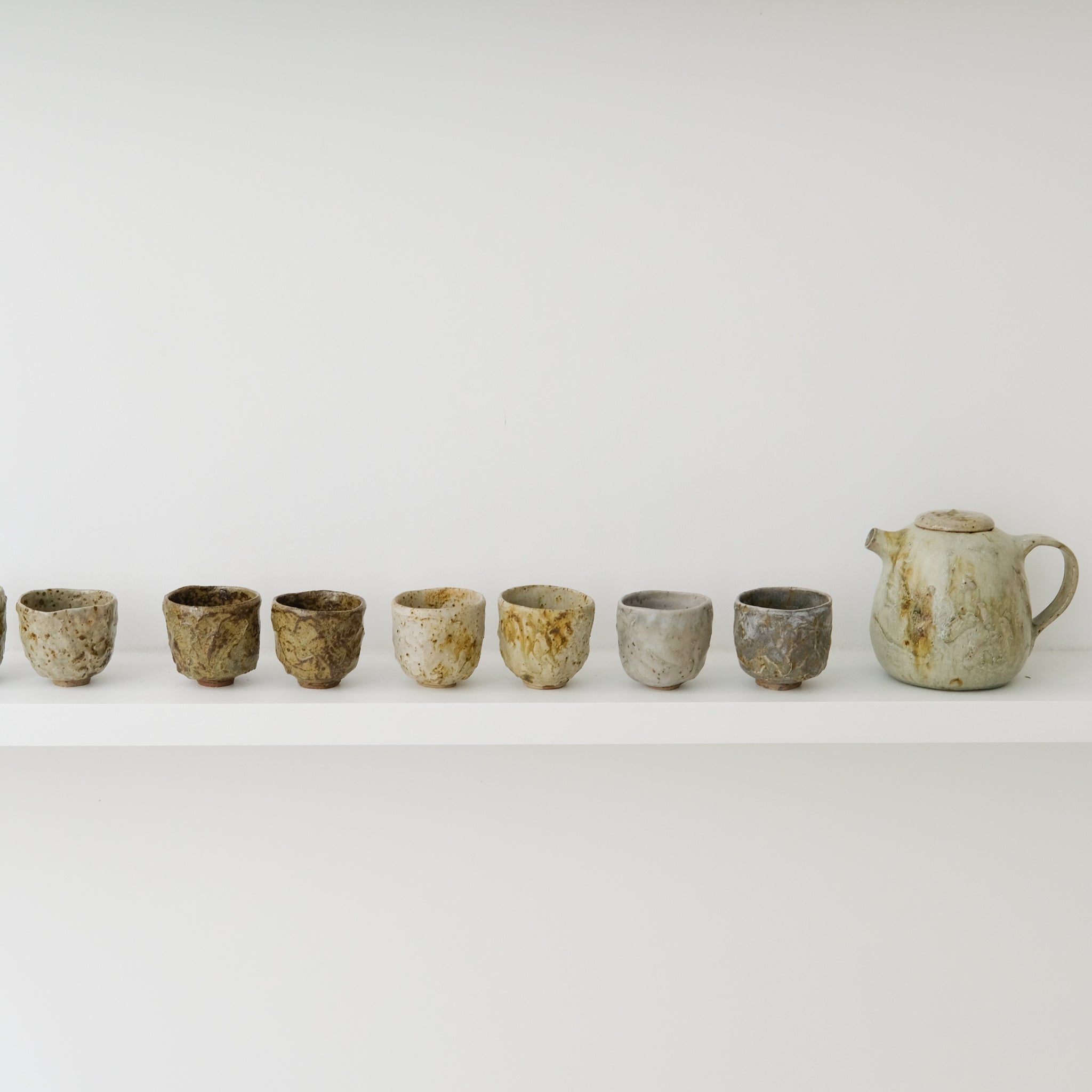 Tasse en grès 10ml - marron-vert de Lucie Micheau chez Brutal Ceramics