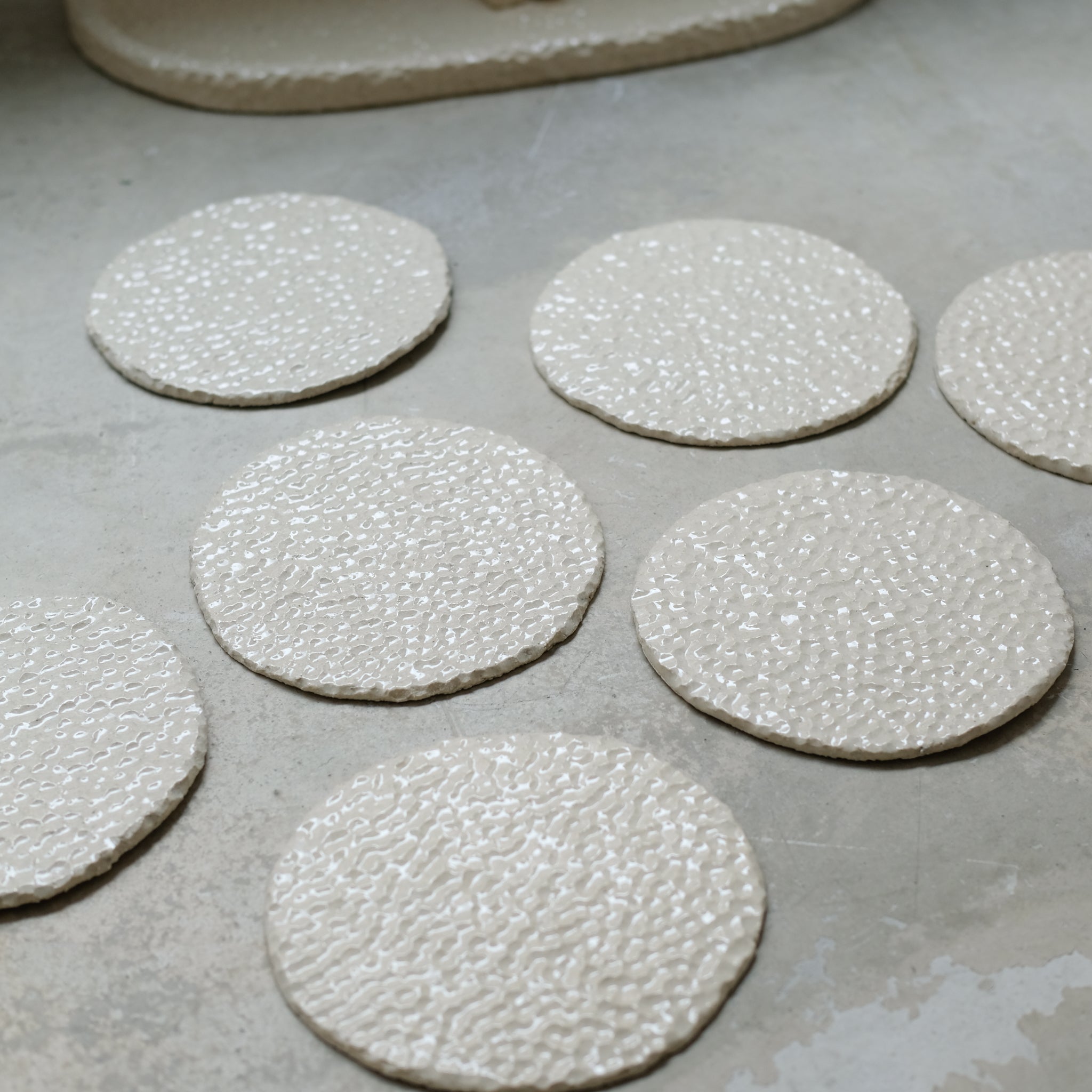 Assiette martelée en grès blanc par Simone Loo chez Brutal Ceramics