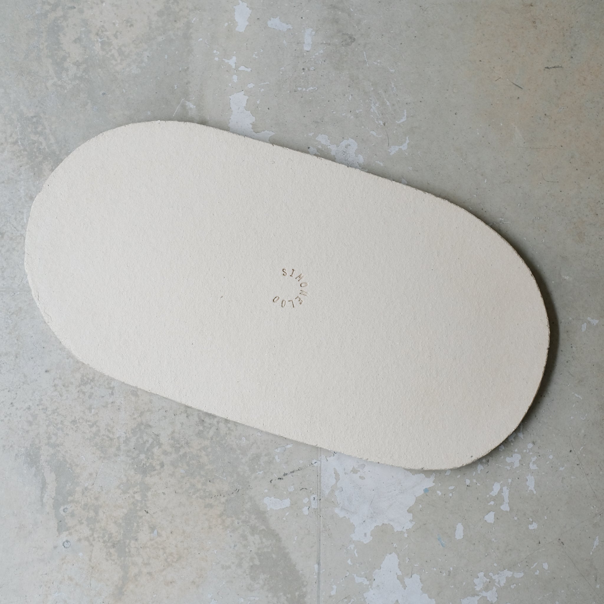 Plateau martelé en grès blanc par Simone Loo chez Brutal Ceramics