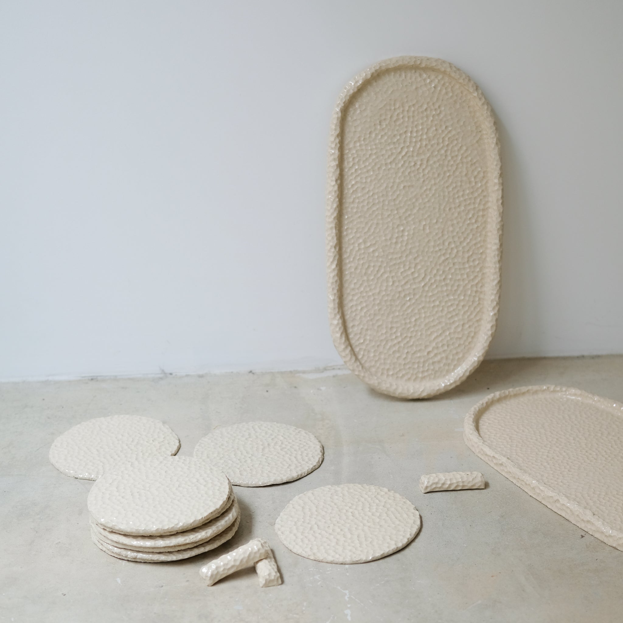 Plateau martelé en grès blanc par Simone Loo chez Brutal Ceramics