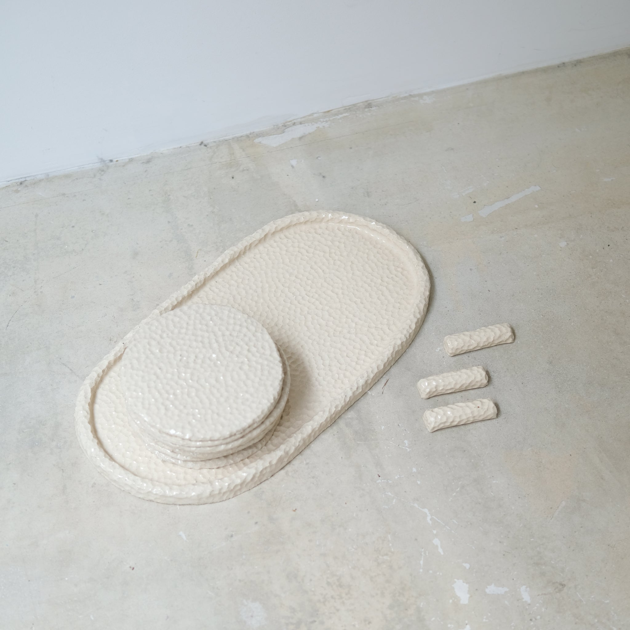 Assiette martelée en grès blanc par Simone Loo chez Brutal Ceramics