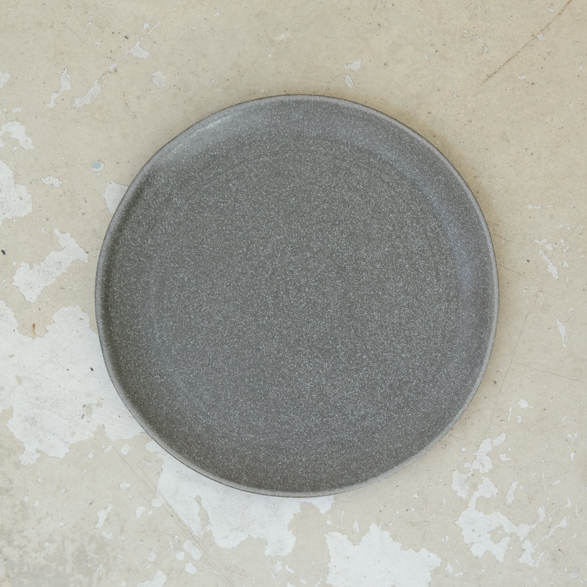 Assiette grès D 21,5cm Gris charbon de A minimâ chez Brutal