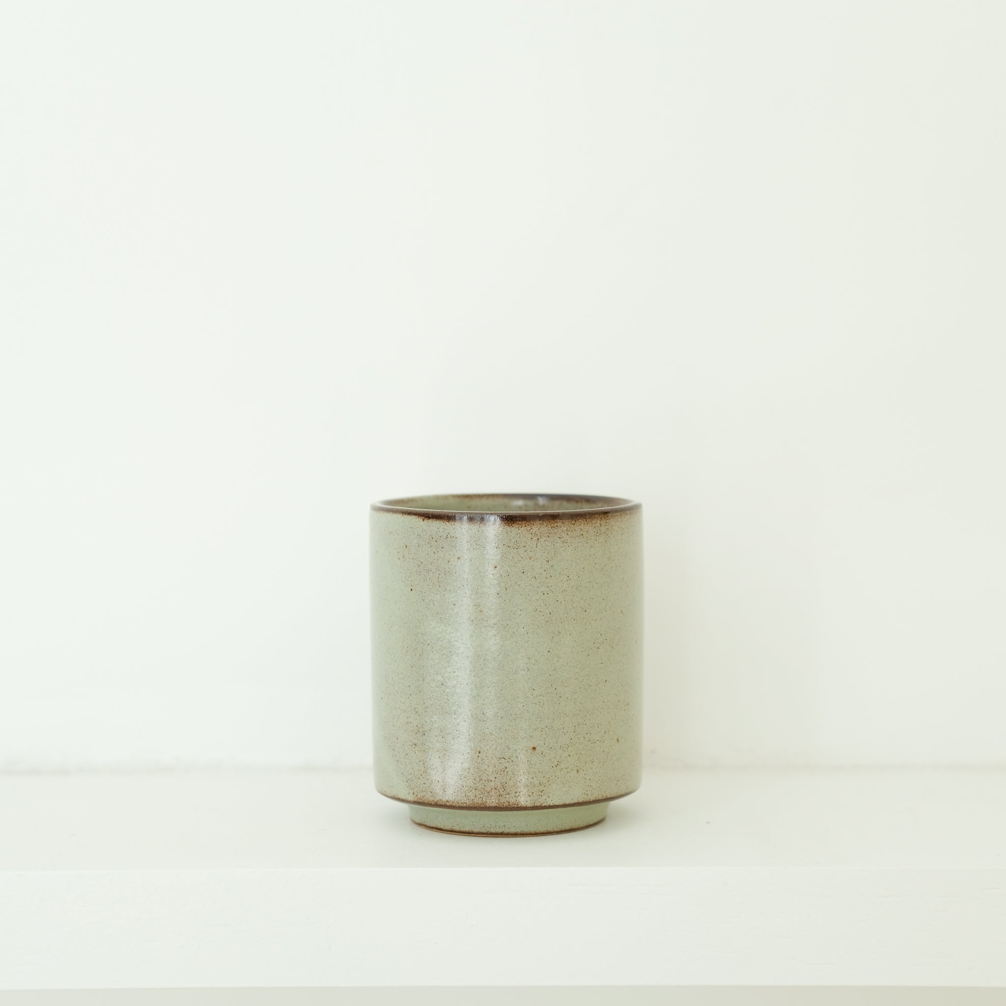 Tasse en grès 200ml vert clair de A minimâ chez Brutal Ceramics