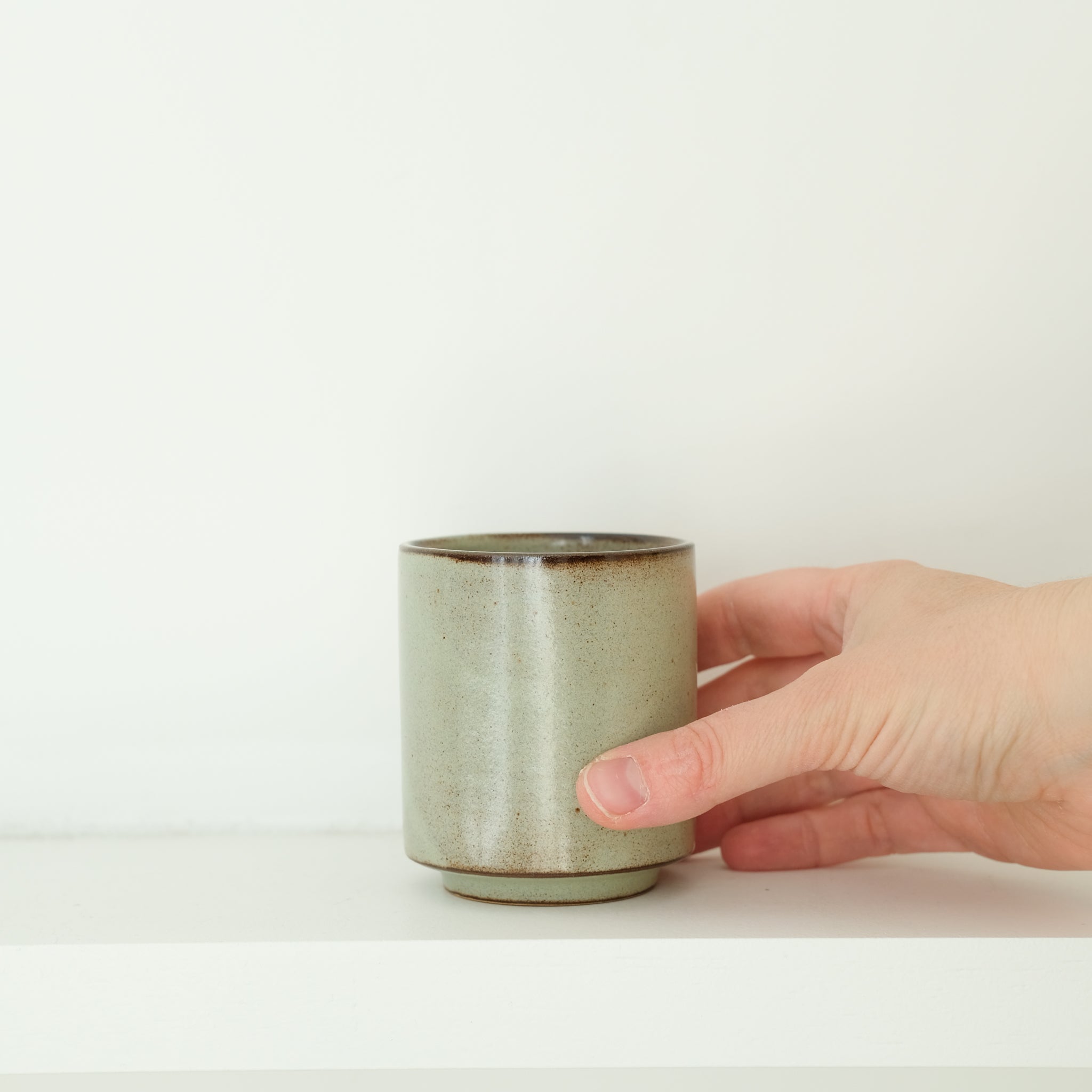 Tasse en grès 200ml vert clair de A minimâ chez Brutal Ceramics