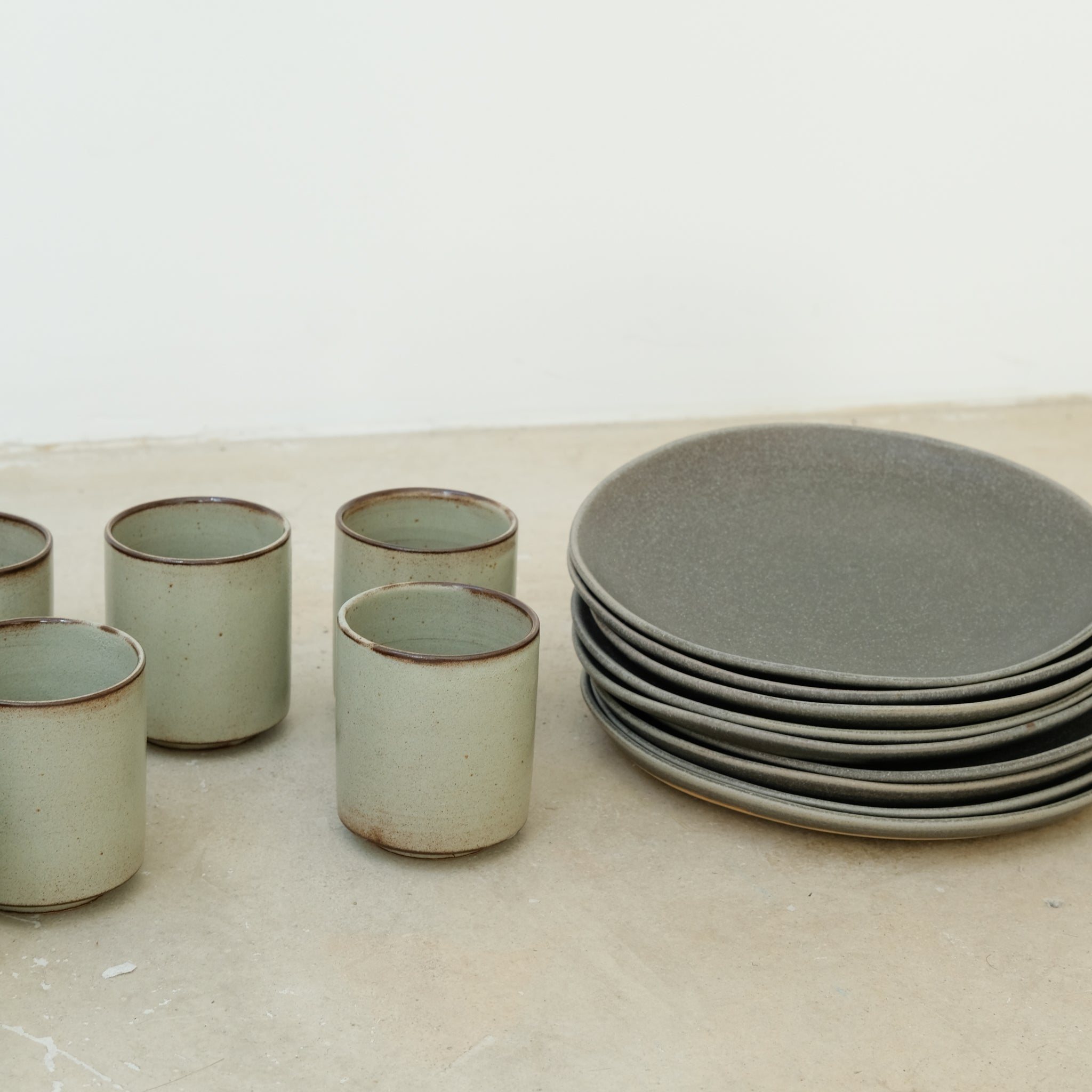 Assiette grès D 21,5cm Gris charbon de A minimâ chez Brutal Ceramics