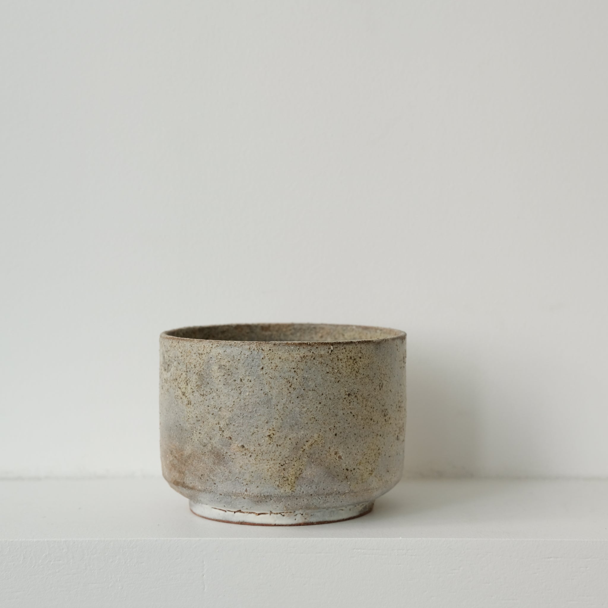 Tasse en terre de Fuilet 360ml par Antonia Maria chez Brutal Ceramics