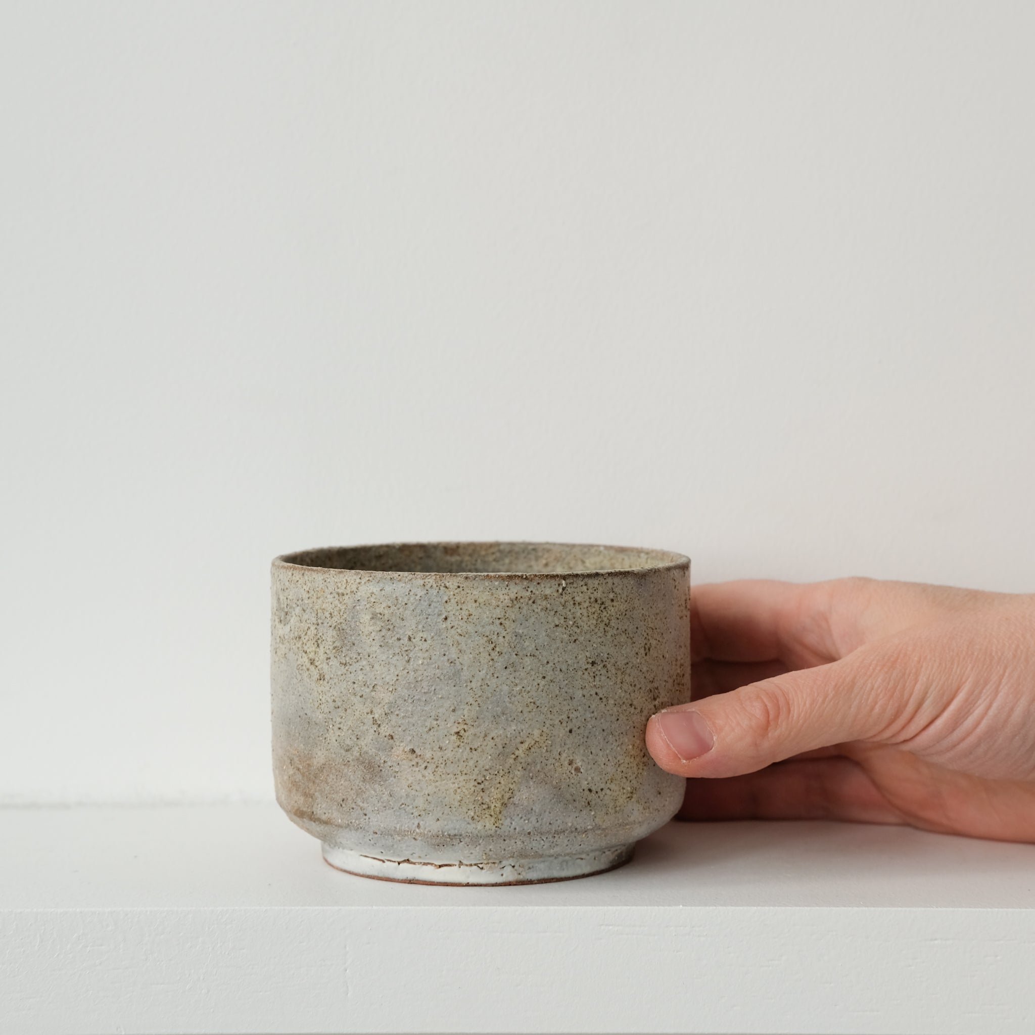 Tasse en terre de Fuilet 360ml par Antonia Maria chez Brutal Ceramics
