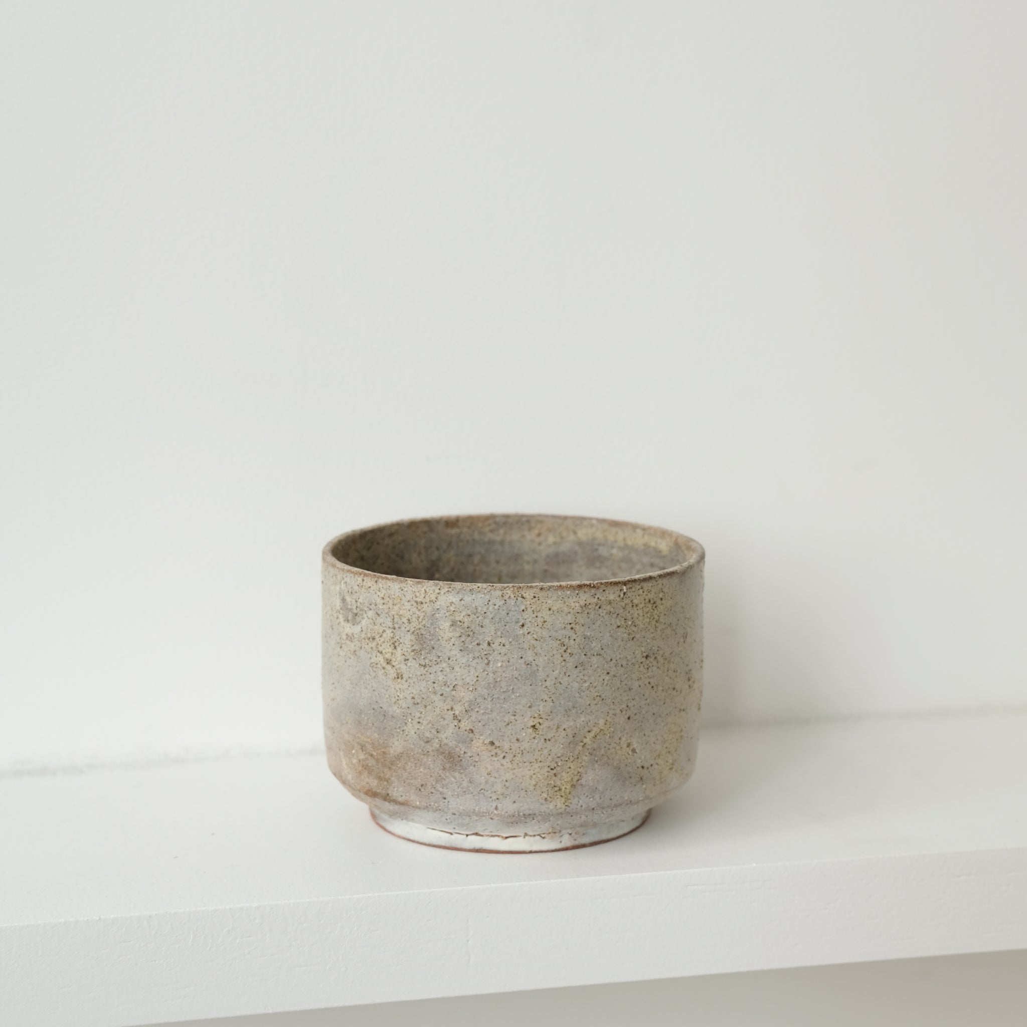 Tasse en terre de Fuilet 360ml par Antonia Maria chez Brutal Ceramics