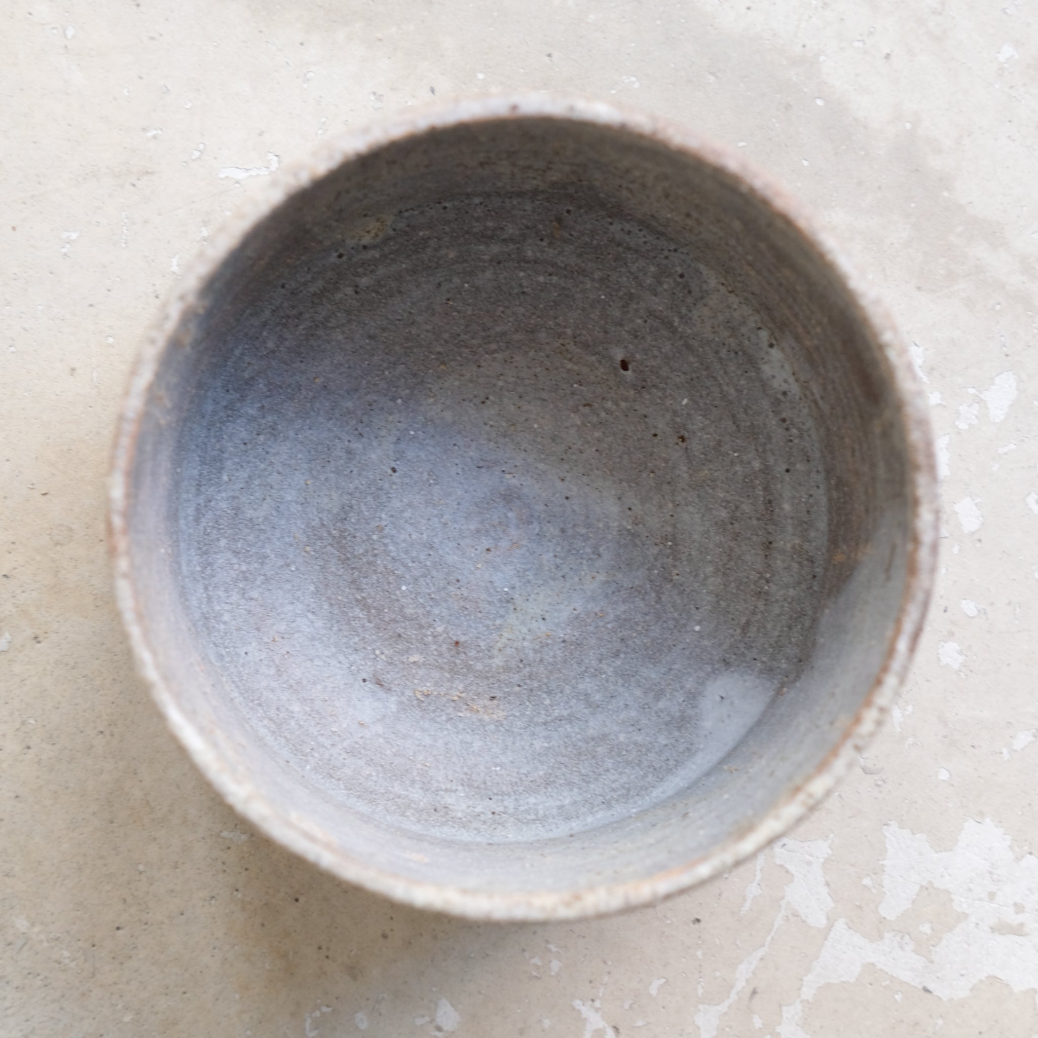 Tasse en terre de Fuilet 360ml par Antonia Maria chez Brutal Ceramics