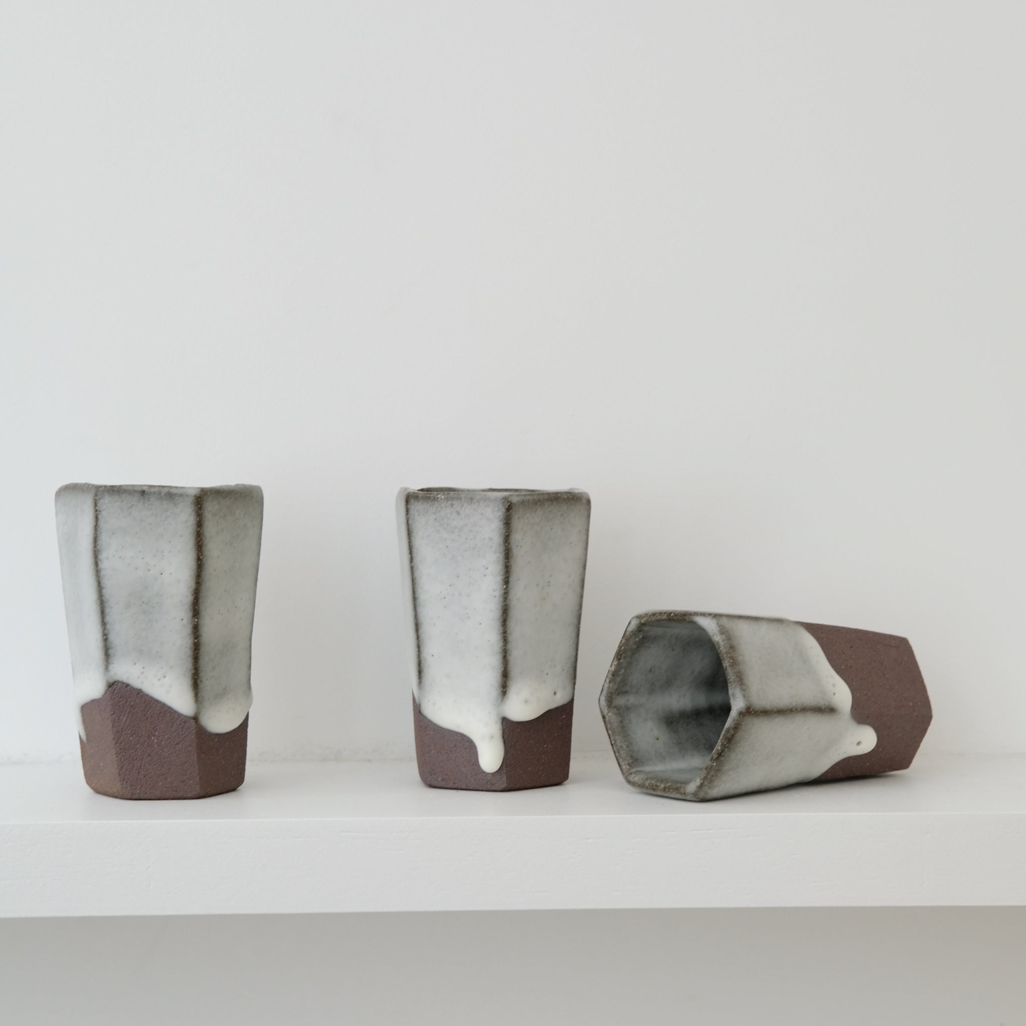 Tasse haute facettée par le céramiste Benoit Audureau chez Brutal Ceramics