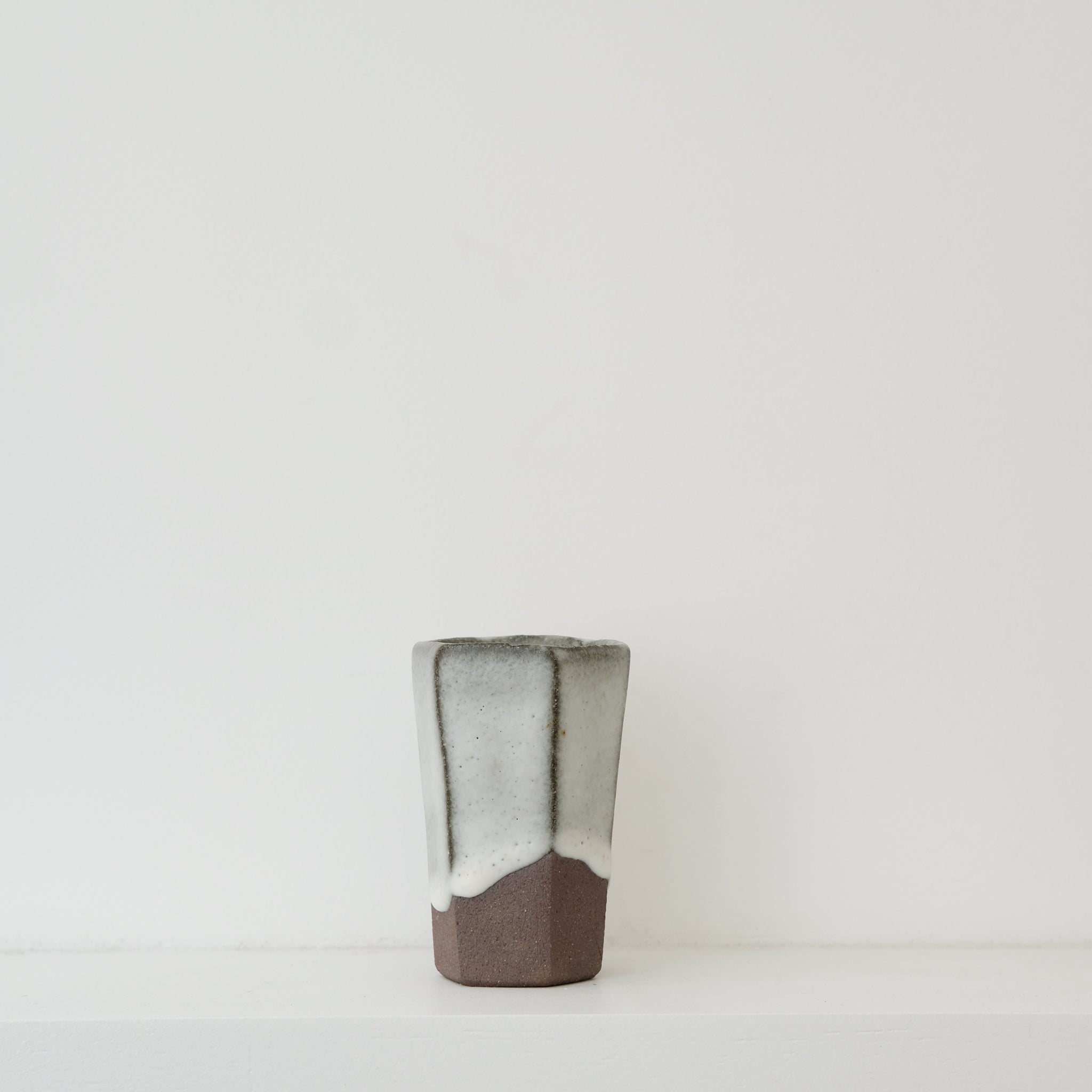 Tasse haute facettée par le céramiste Benoit Audureau chez Brutal Ceramics