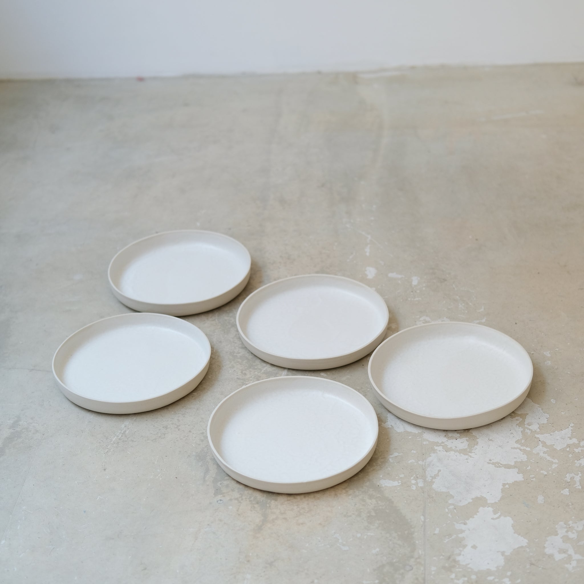 Assiette à rebord blanc mat de Camille Esnée chez Brutal Ceramics